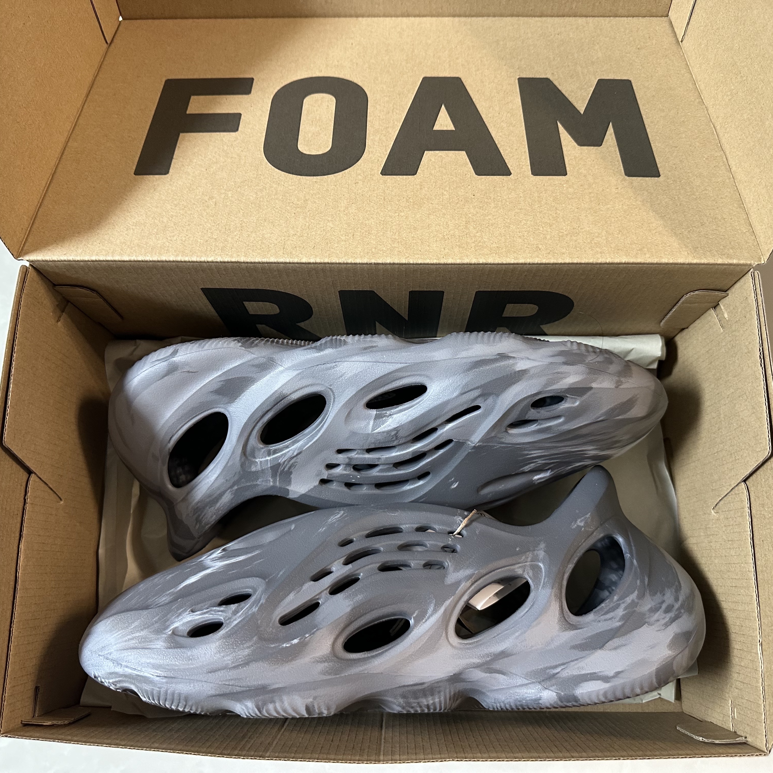 Adidas Yeezy Foam RNNR MX Granite, IAB Studio Socks White (5 Pack) 착용 스타일 - 2