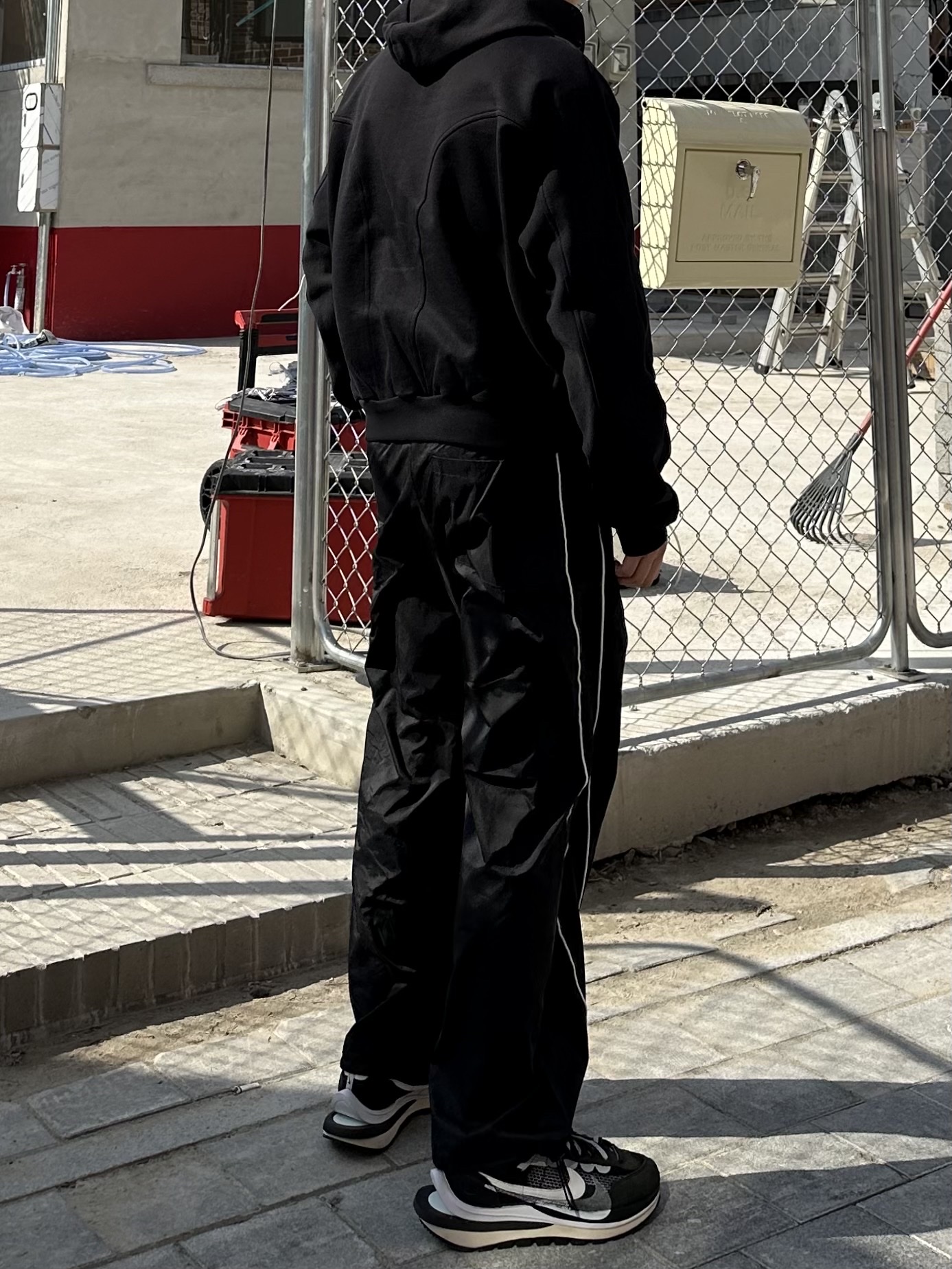 Nike x Sacai VaporWaffle Black White 착용 스타일 - 3
