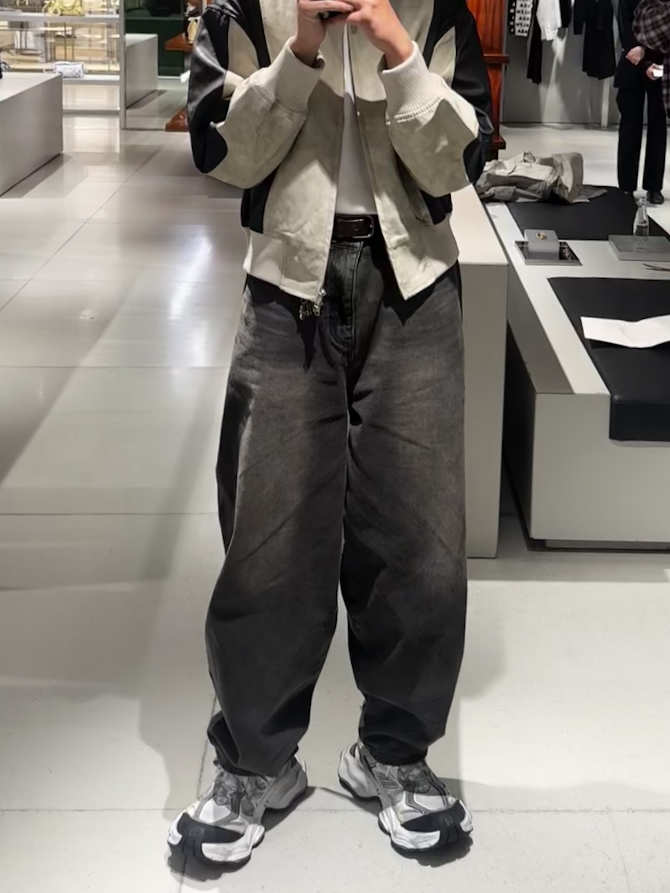 Balenciaga Cargo Sneakers White Grey 착용 스타일 - 1