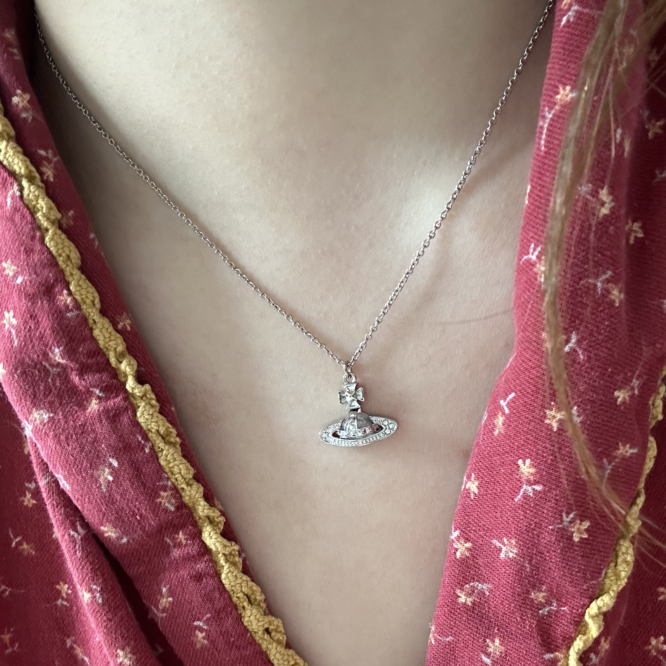 Vivienne Westwood Pina Small Bas Relief Pendant Silver 착용 스타일