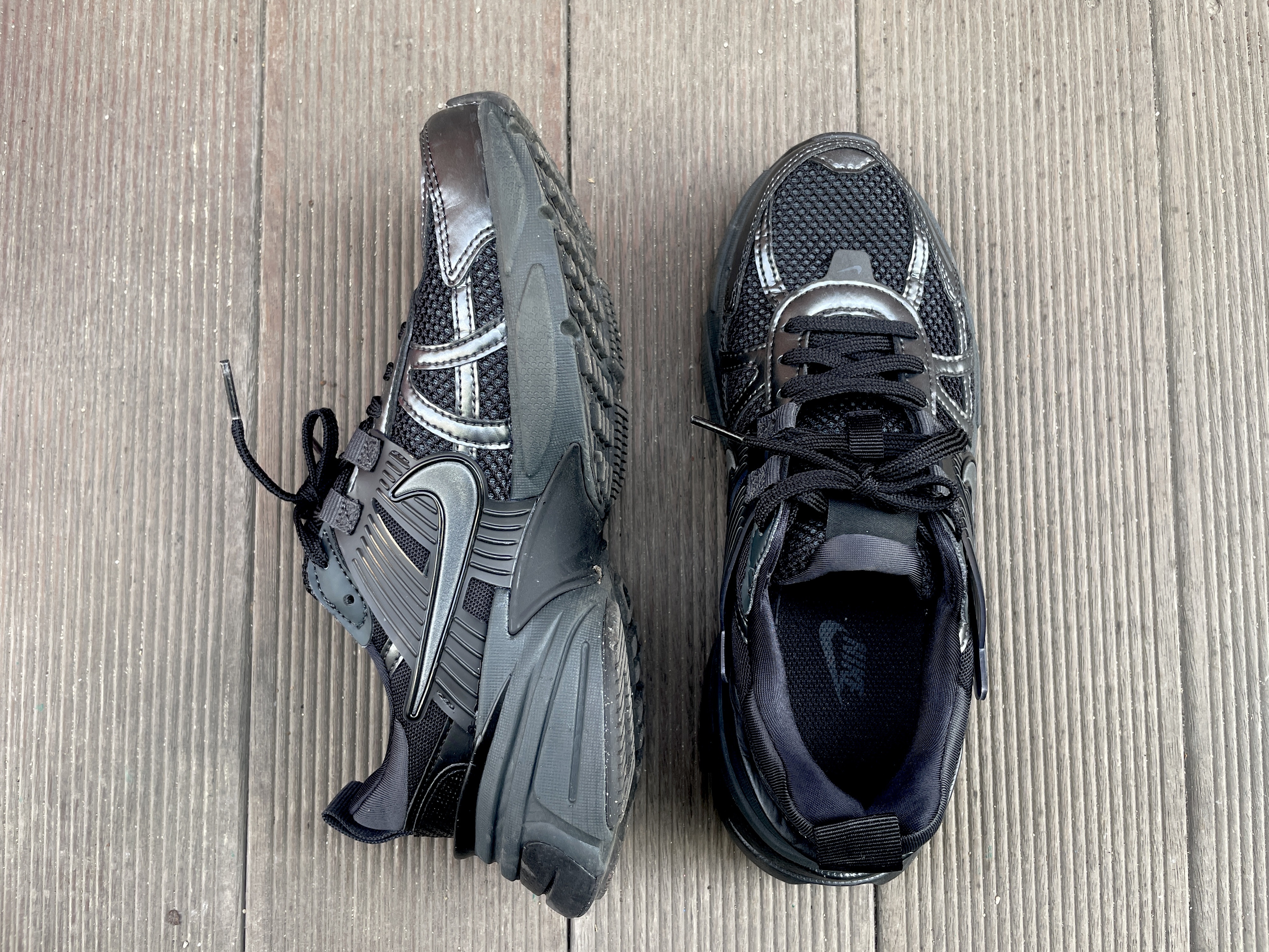 Nike V2K Run Black Anthracite 착용 스타일 - 2