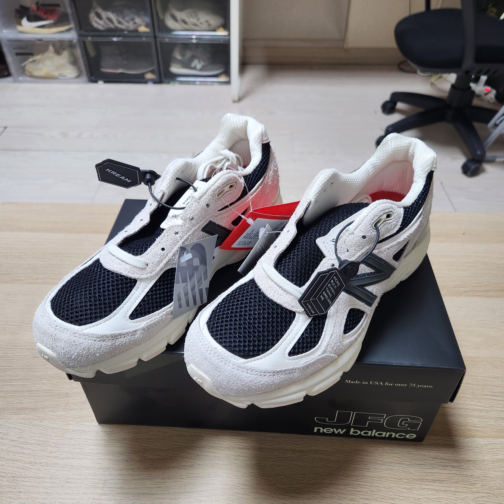 New Balance x Joe Freshgoods 990v4 Made in USA White Black 착용 스타일 - 1