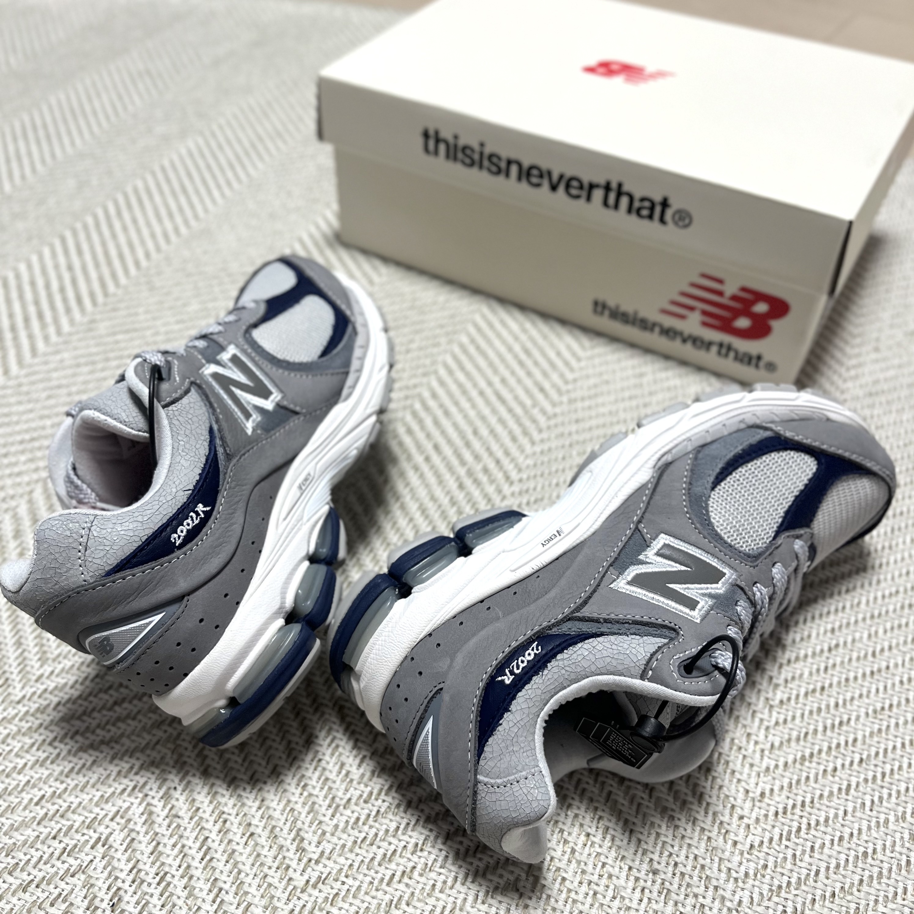 New Balance x Thisisneverthat 2002R 2022 Downtown Run 착용 스타일 - 3