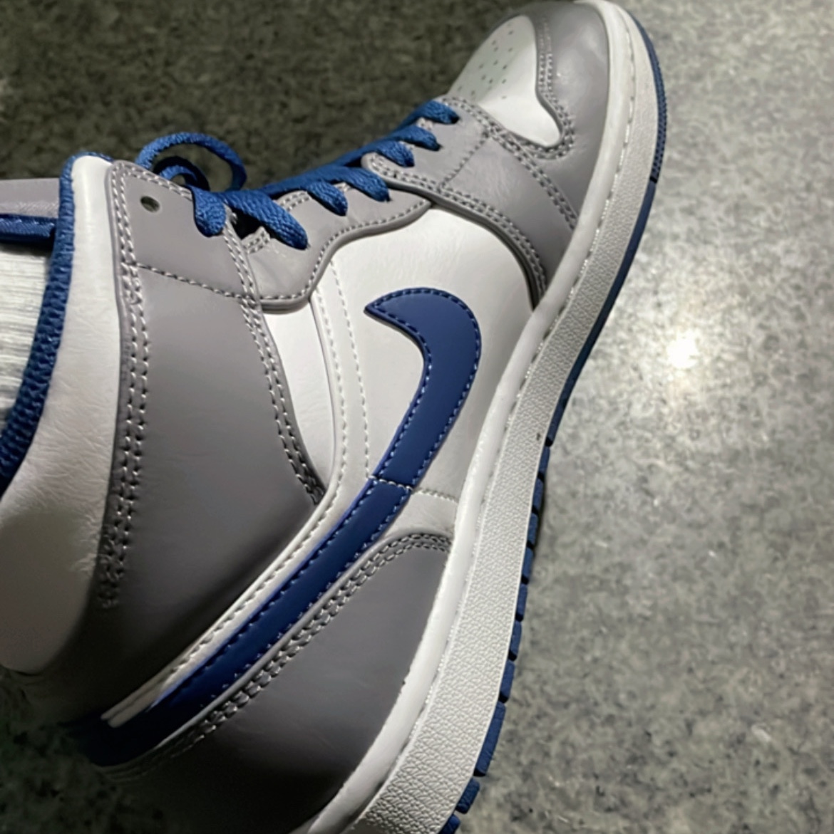 Jordan 1 Mid Cement Grey True Blue 착용 스타일 - 2