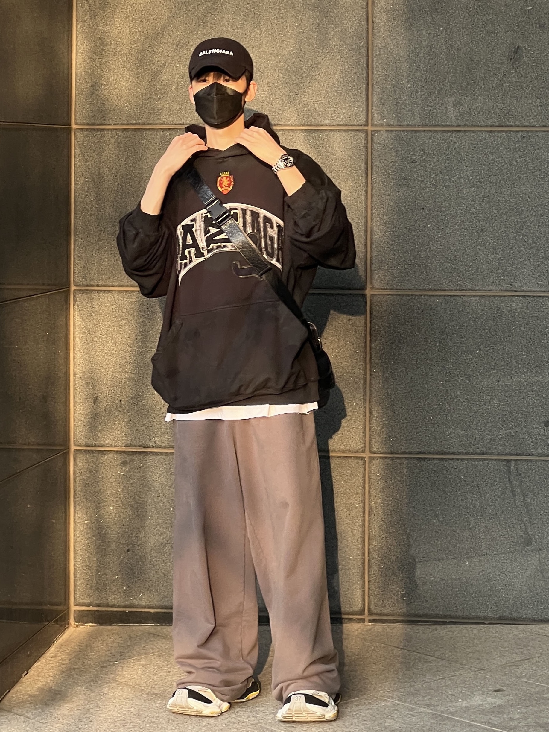 Balenciaga Logo Cap Black, Balenciaga Skater Oversized Hoodie Black Faded 착용 스타일 - 1