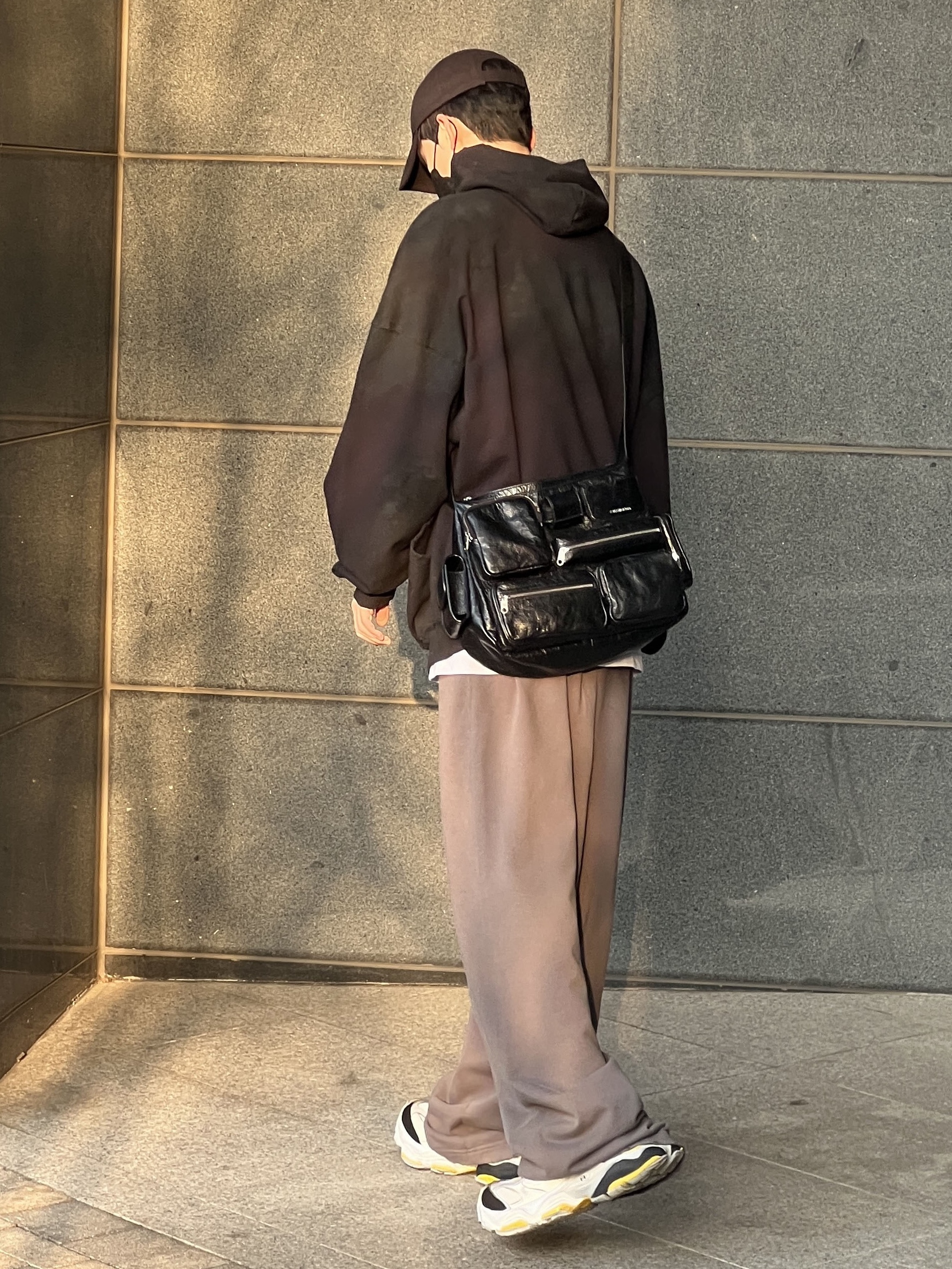 Balenciaga Logo Cap Black, Balenciaga Skater Oversized Hoodie Black Faded 착용 스타일 - 2