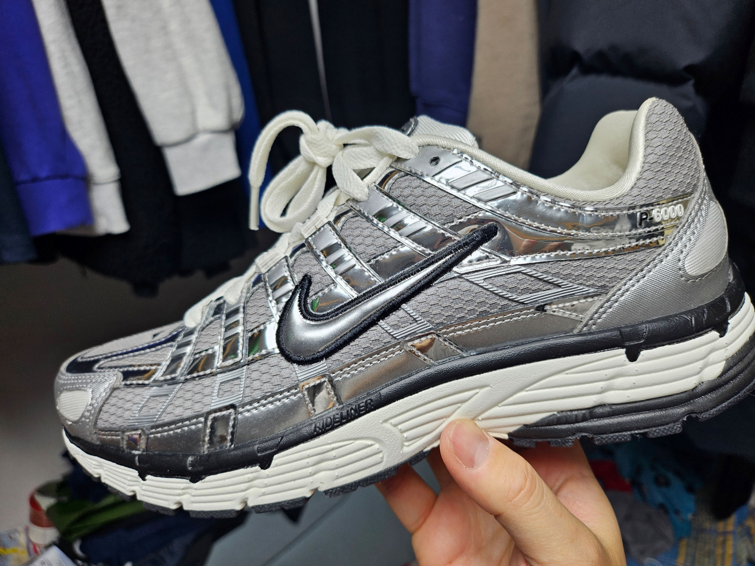 Nike P-6000 Metallic Silver 착용 스타일 - 1