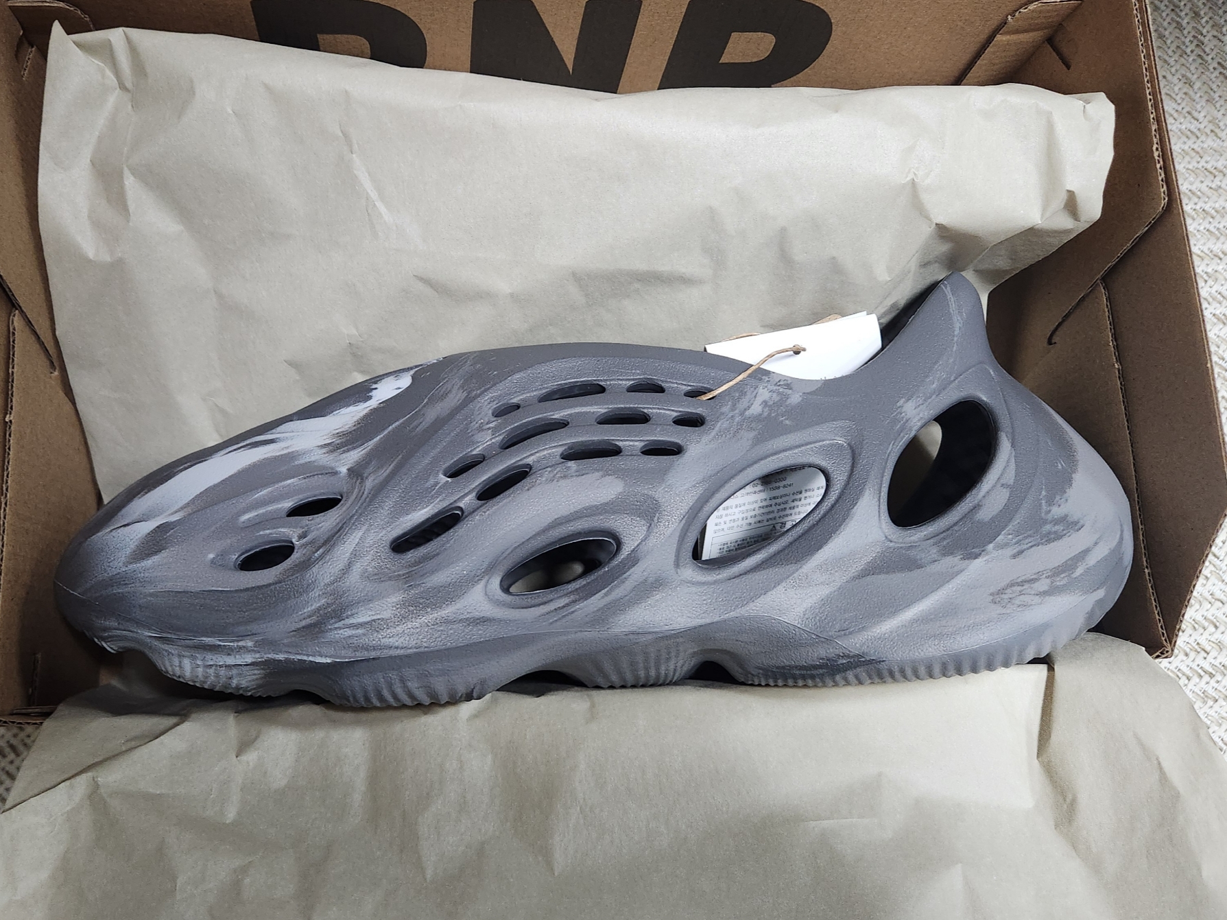 Adidas Yeezy Foam RNNR MX Granite 착용 스타일