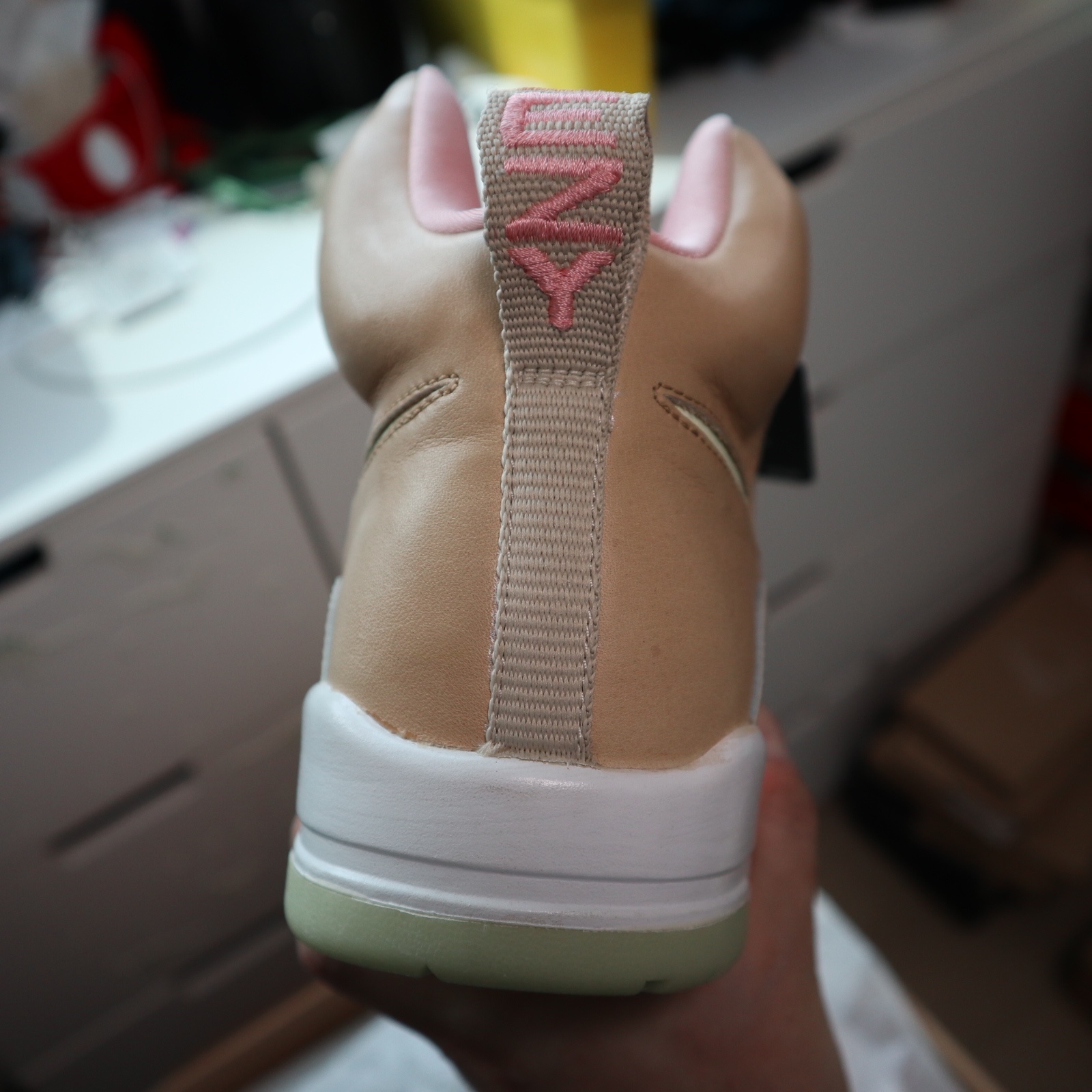 Nike Air Yeezy 1 Net Tan 착용 스타일 - 3