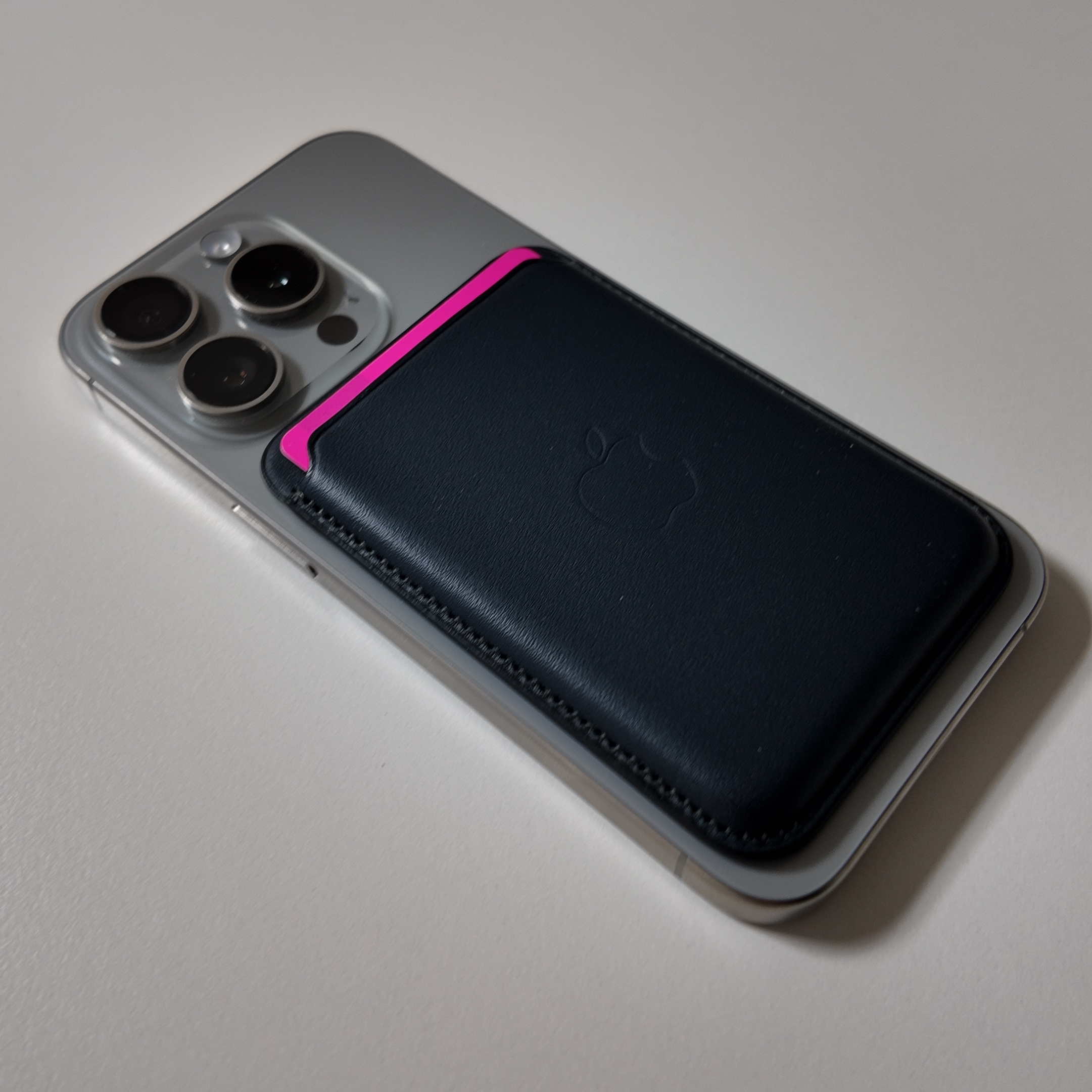 Apple iPhone Leather Wallet with MagSafe Midnight 착용 스타일