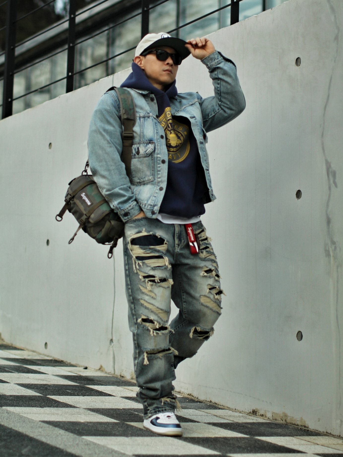 Supreme Mini Duffle Bag Woodland Camo - 24SS, Supreme Webbing Keychain Red - 23SS 착용 스타일 - 2