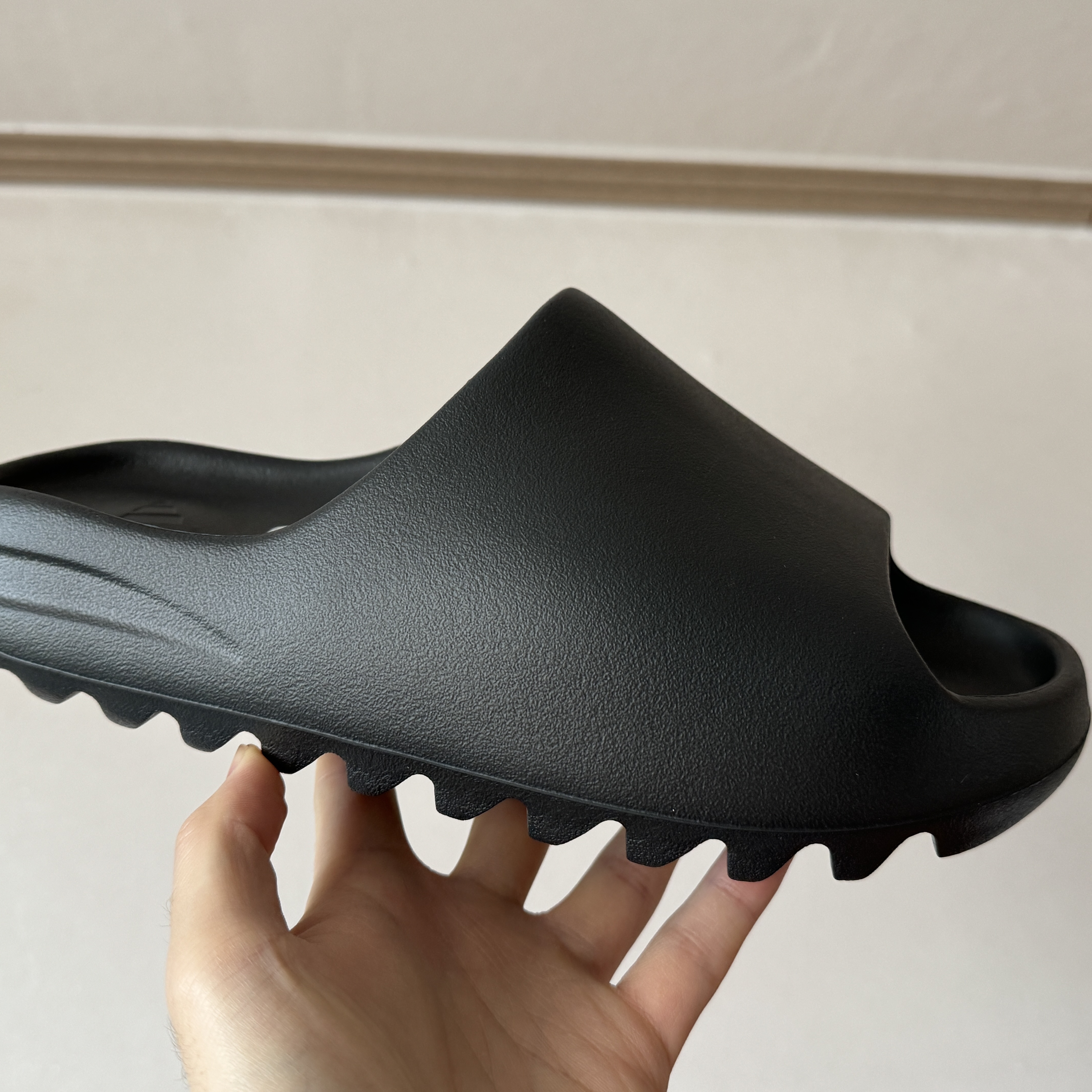 Adidas Yeezy Slide Onyx 착용 스타일
