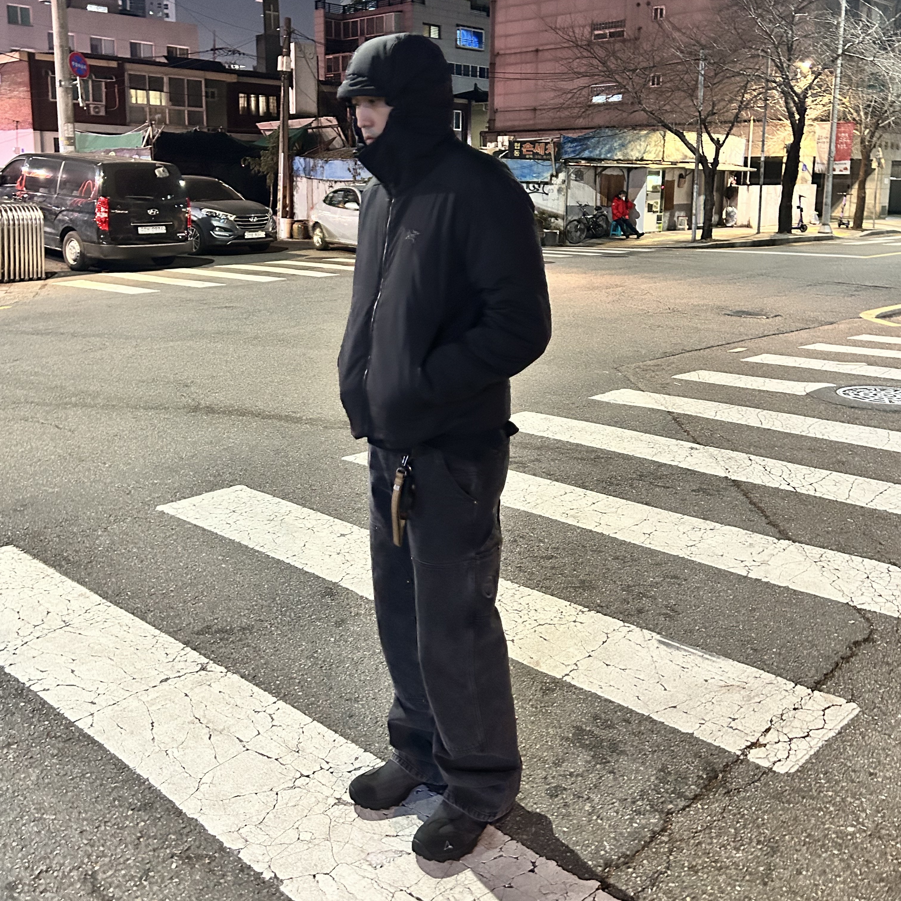 Arc'teryx Atom Heavyweight Hoody Black, Roa Hiking Minaar Black 착용 스타일 - 1