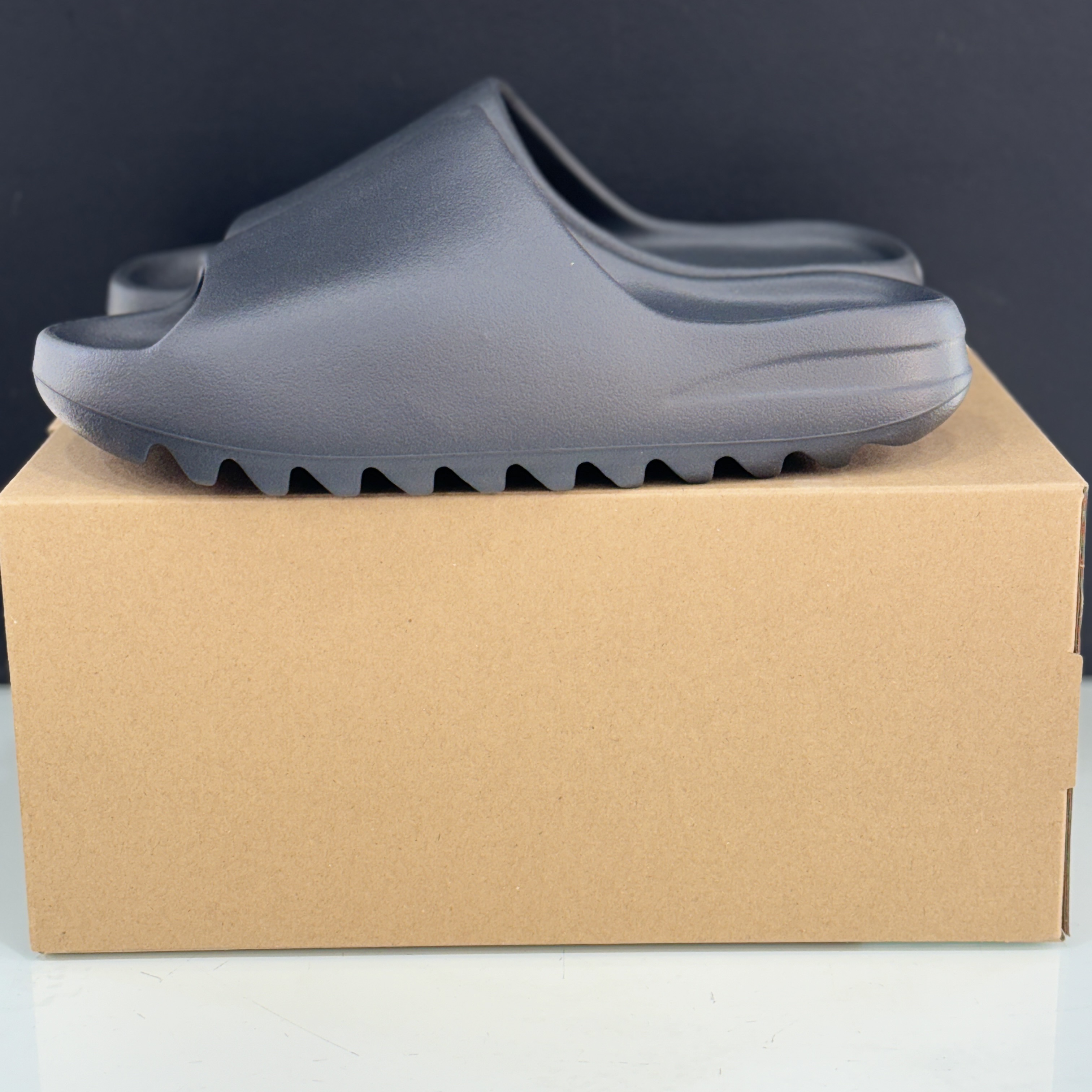 Adidas Yeezy Slide Onyx 착용 스타일 - 1