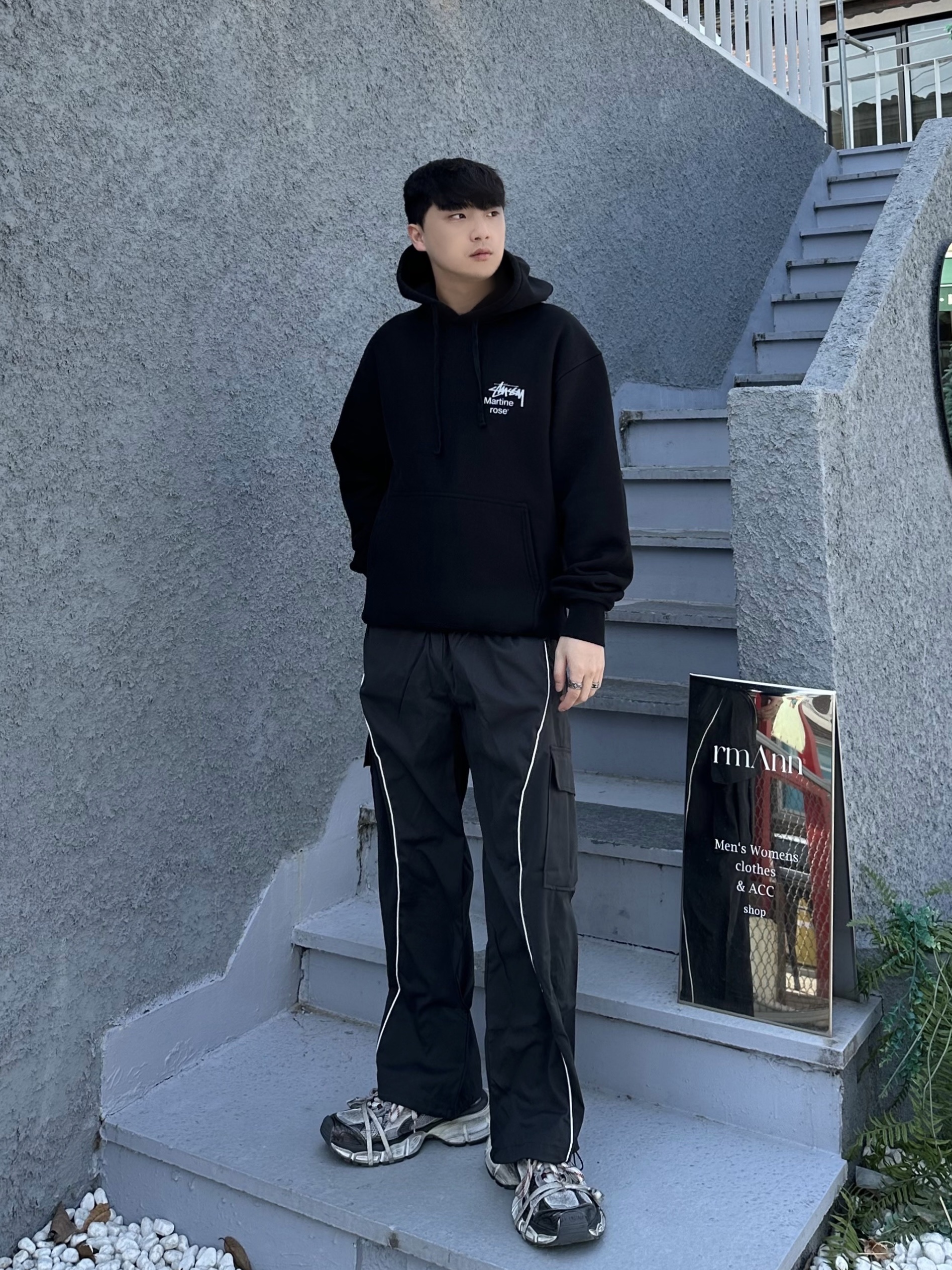 Balenciaga 3XL Sneakers Grey White Red, Stussy x Martine Rose Collage Pigment Dyed Hoodie Black 착용 스타일 - 1
