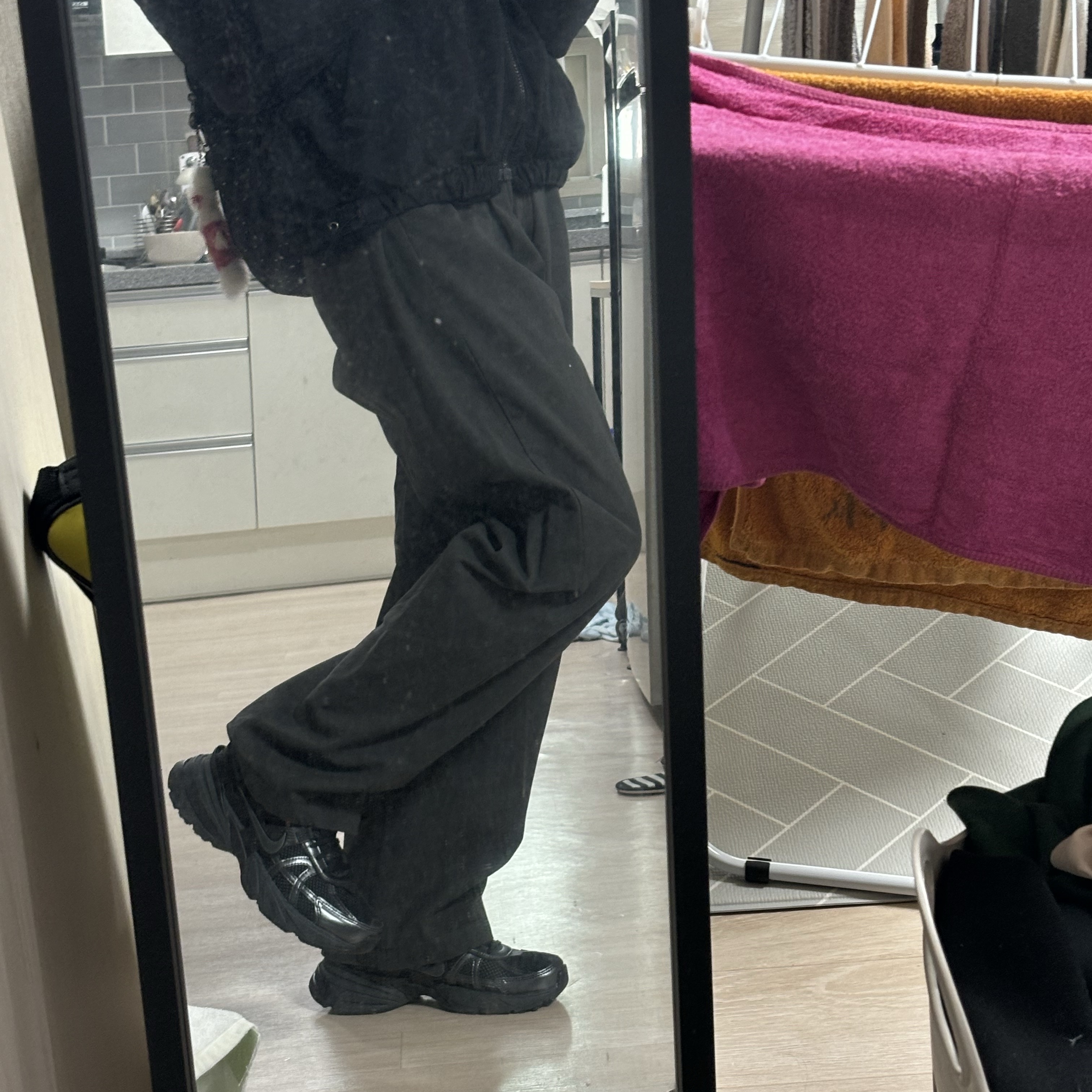Nike V2K Run Black Anthracite 착용 스타일
