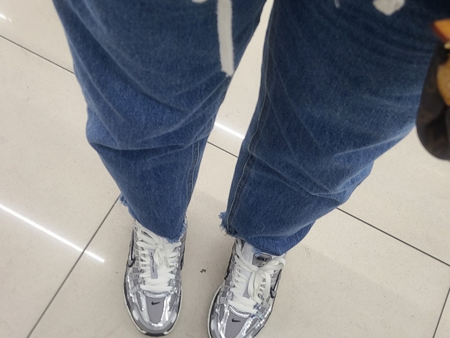 Nike P-6000 Metallic Silver 착용 스타일