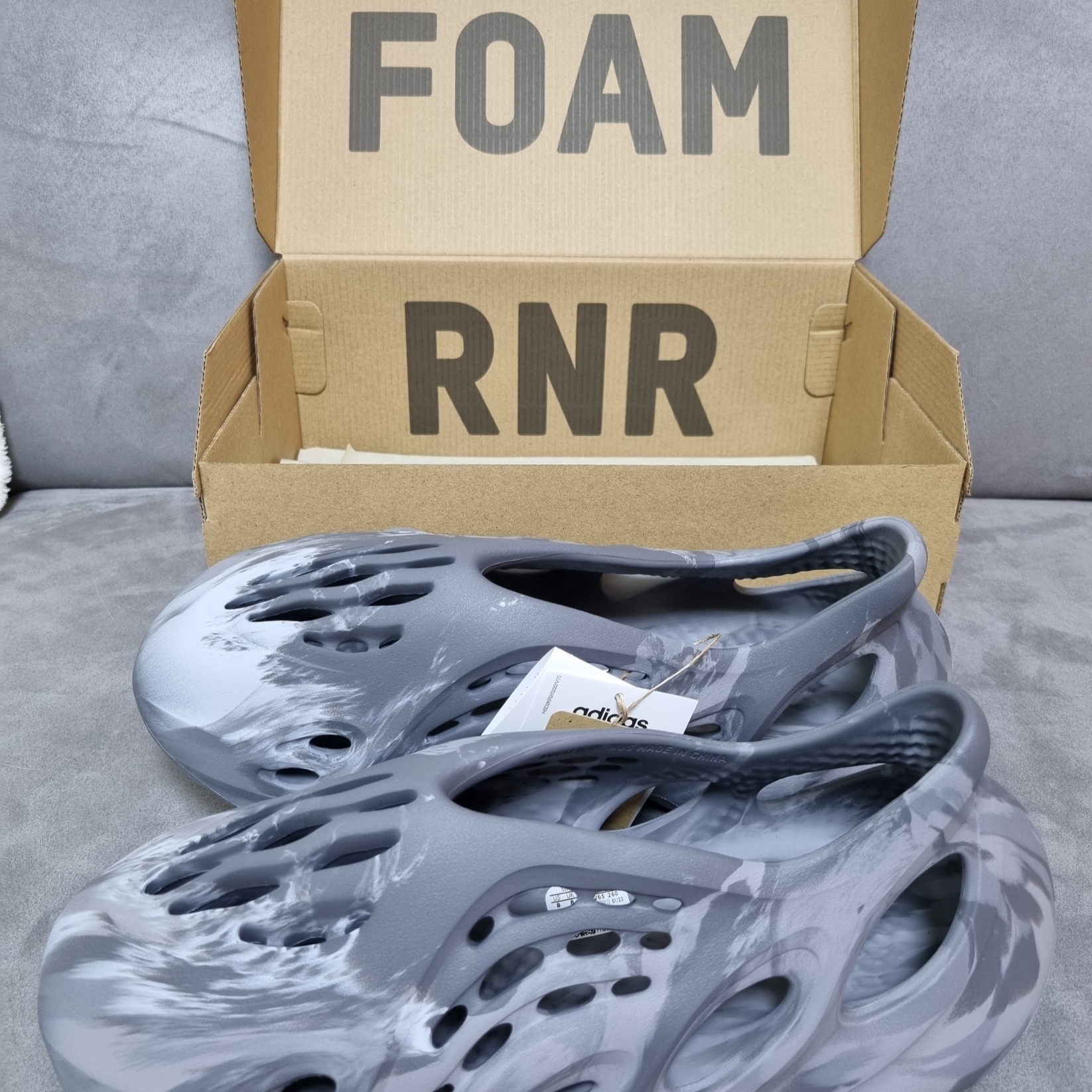 Adidas Yeezy Foam RNNR MX Granite 착용 스타일 - 3