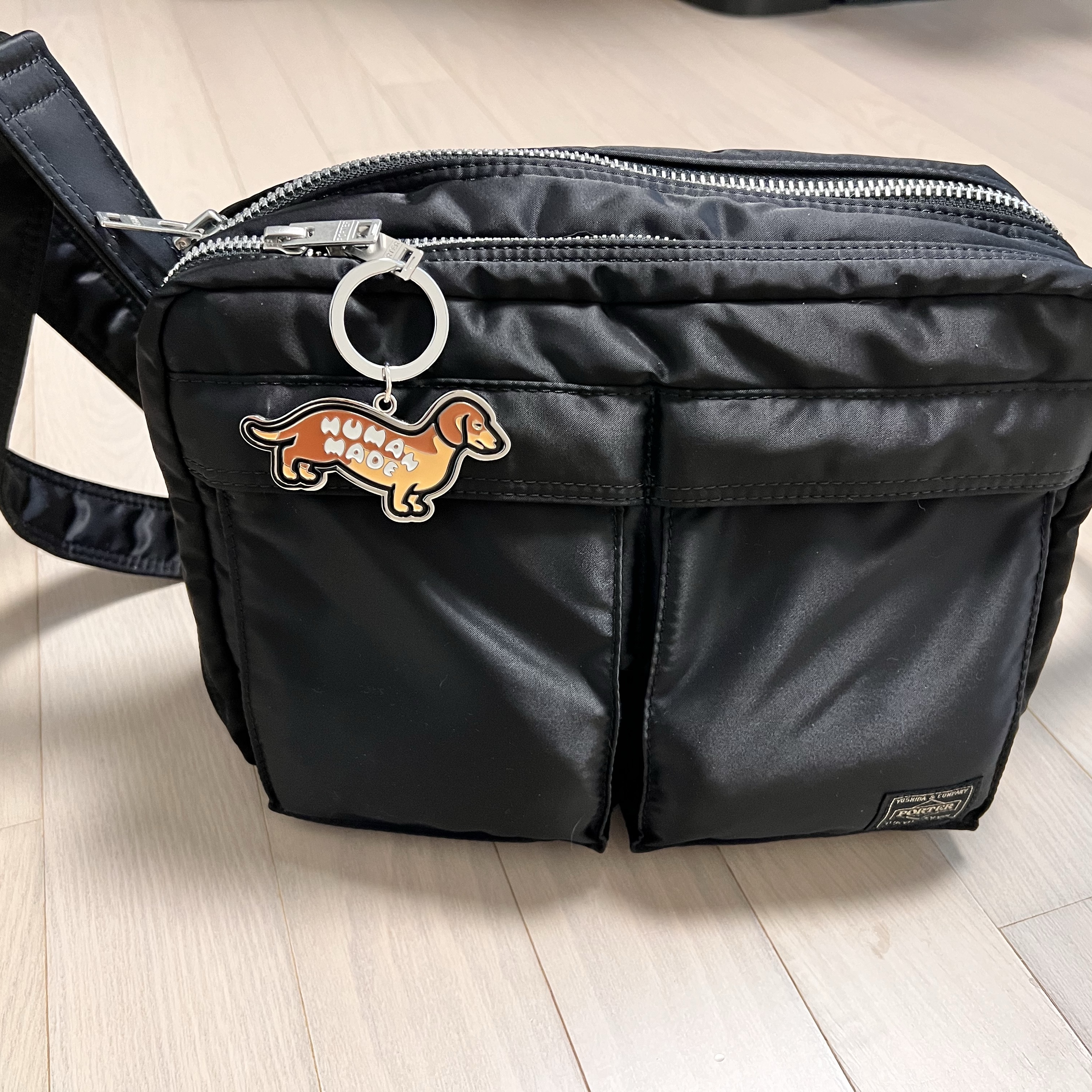 Porter Tanker Shoulder Bag L Black, Human Made Dachs Keyring Brown 착용 스타일