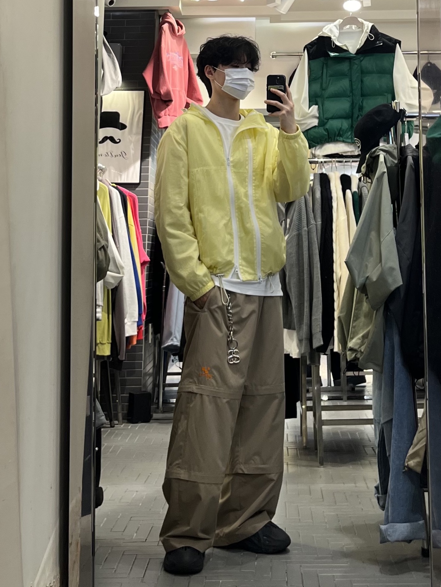 Adidas Yeezy Foam RNNR Mineral Blue 착용 스타일