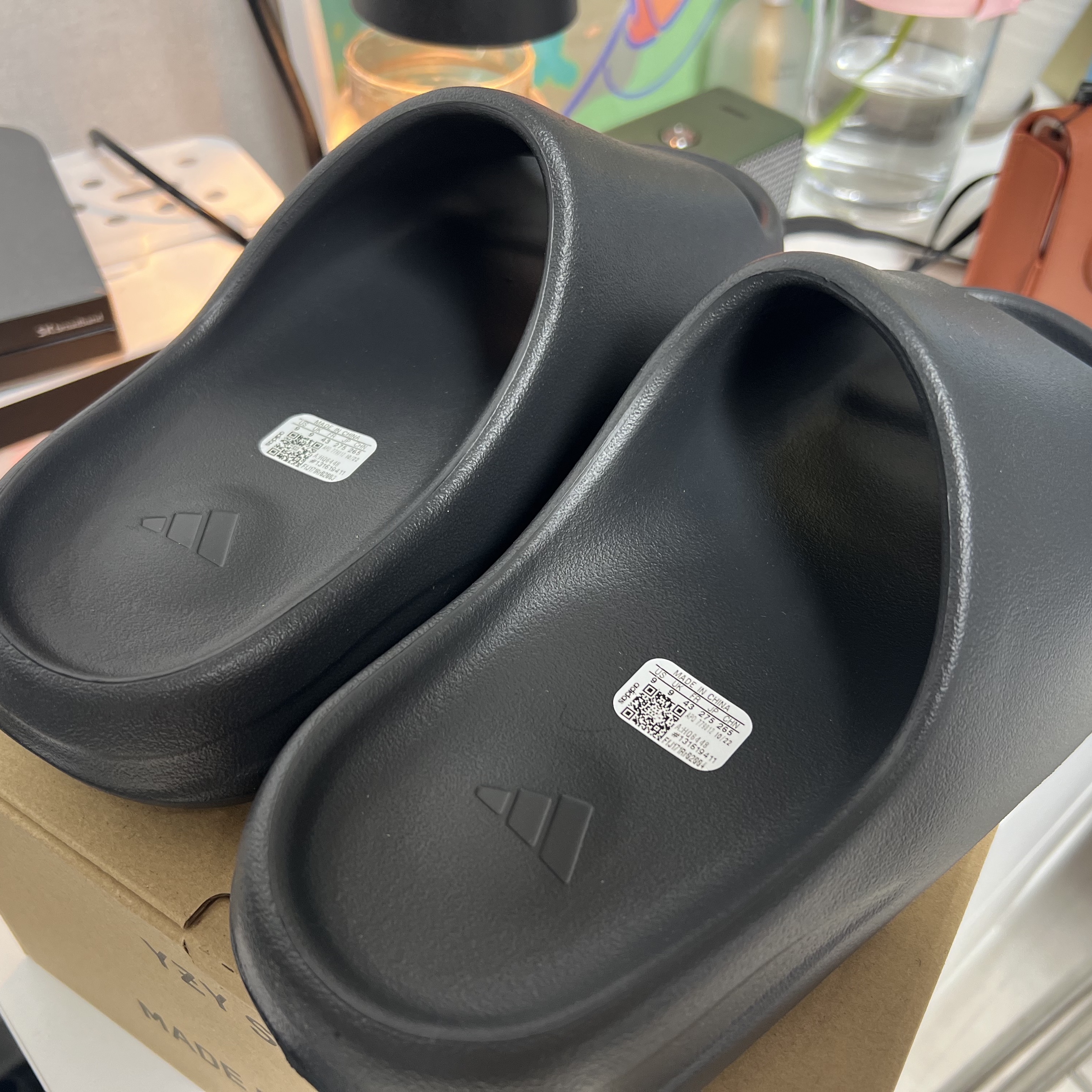 Adidas Yeezy Slide Onyx 착용 스타일 - 3