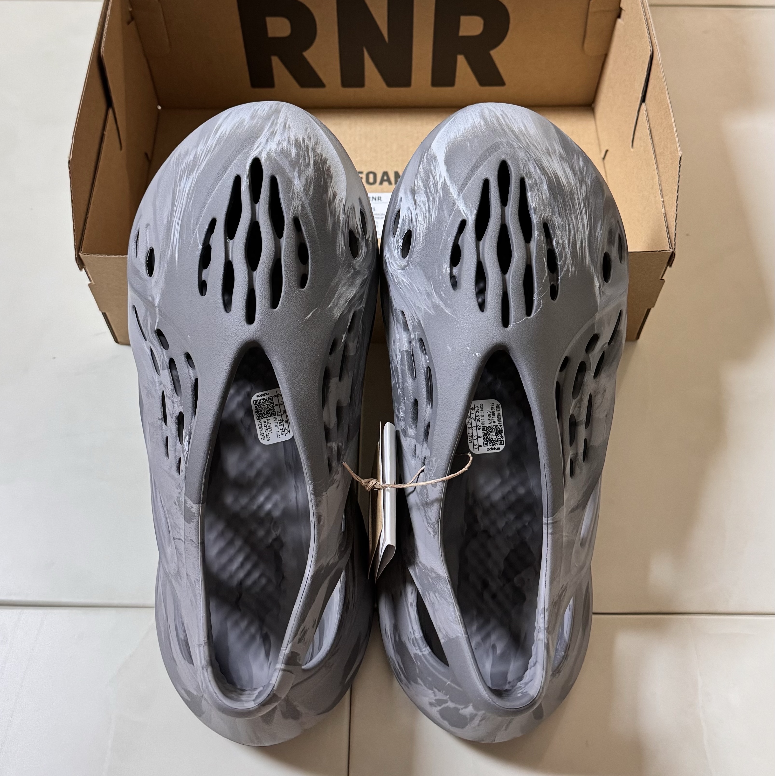 Adidas Yeezy Foam RNNR MX Granite 착용 스타일 - 2