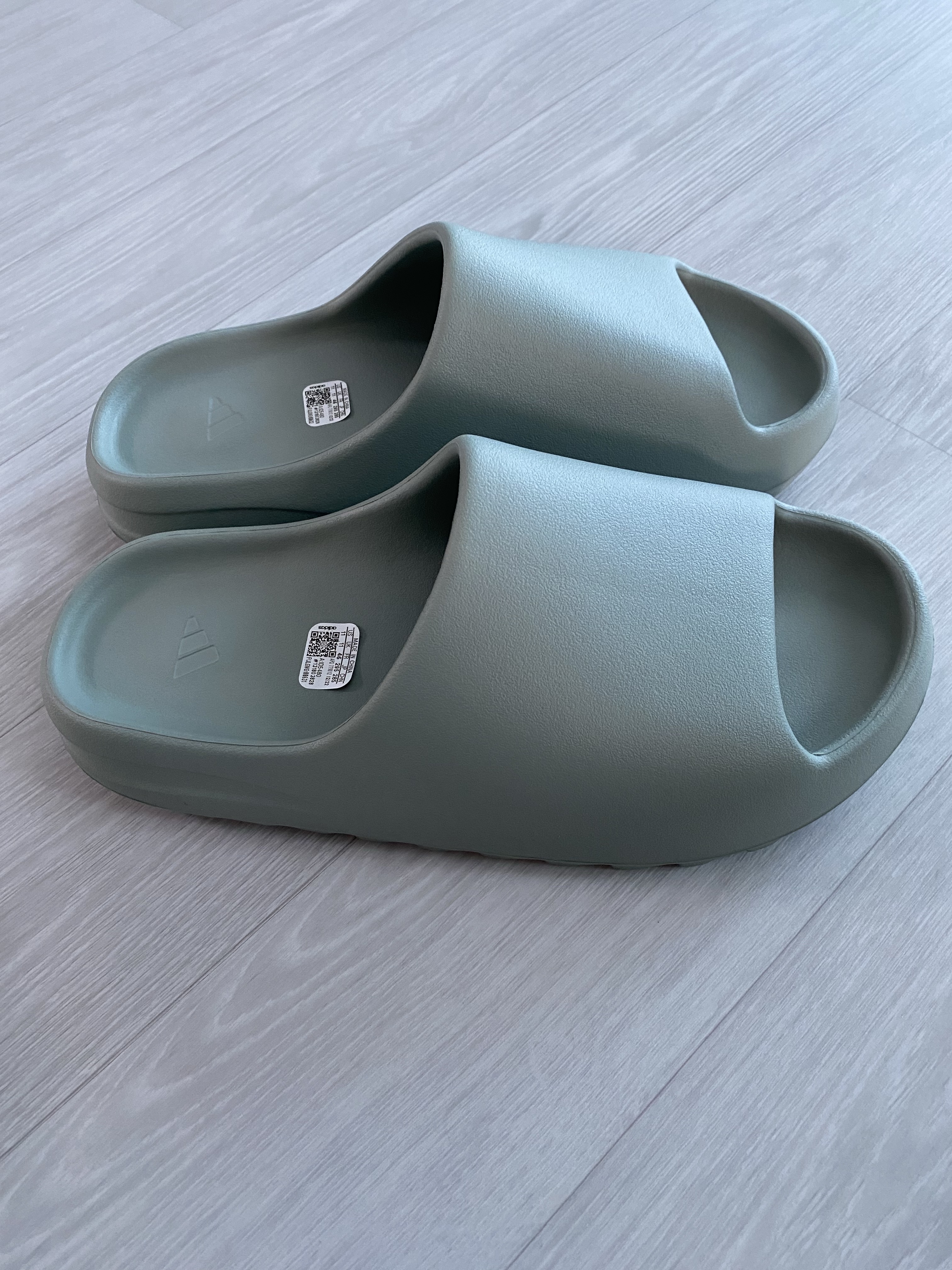 Adidas Yeezy Slide Salt 착용 스타일 - 2