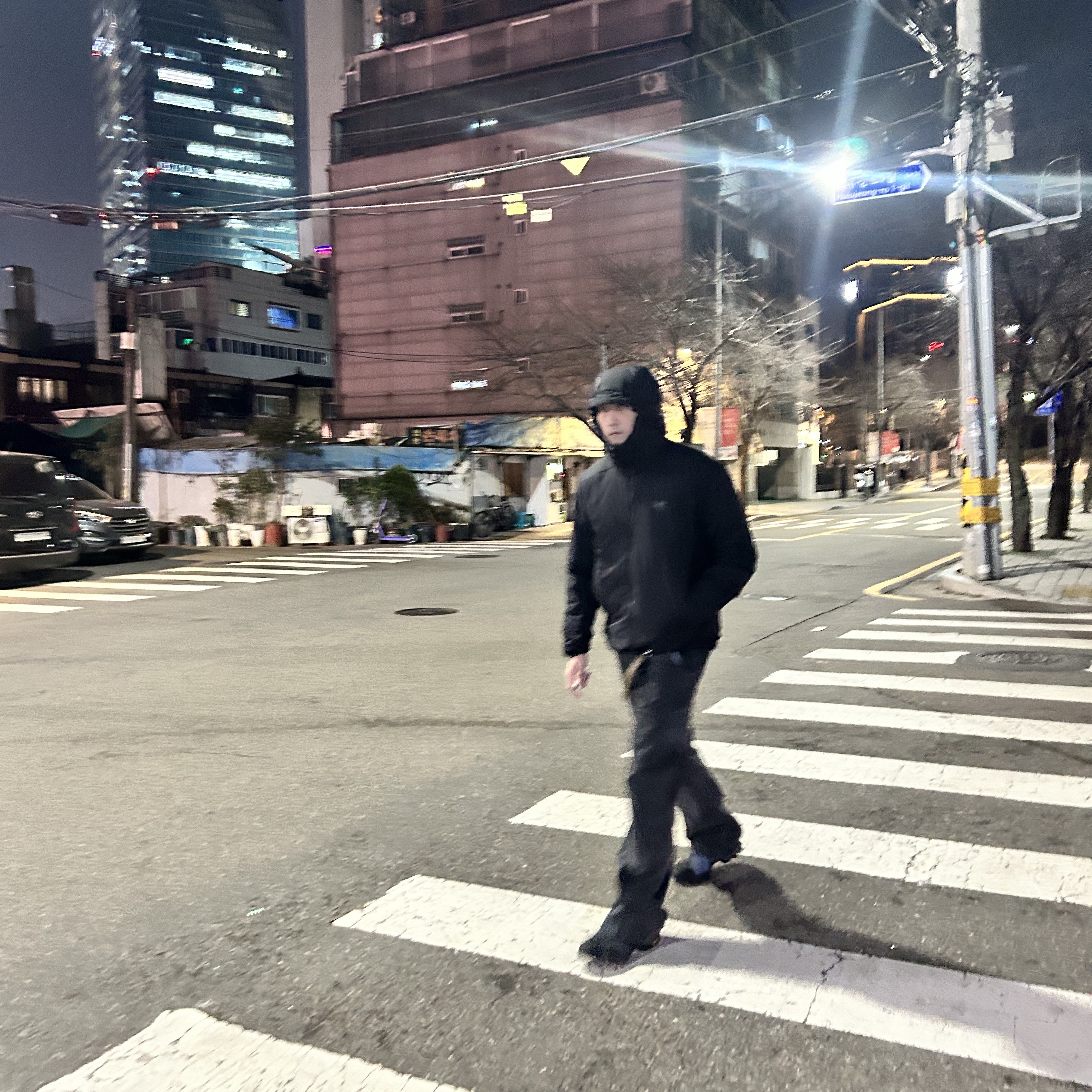 Arc'teryx Atom Heavyweight Hoody Black, Roa Hiking Minaar Black 착용 스타일 - 4