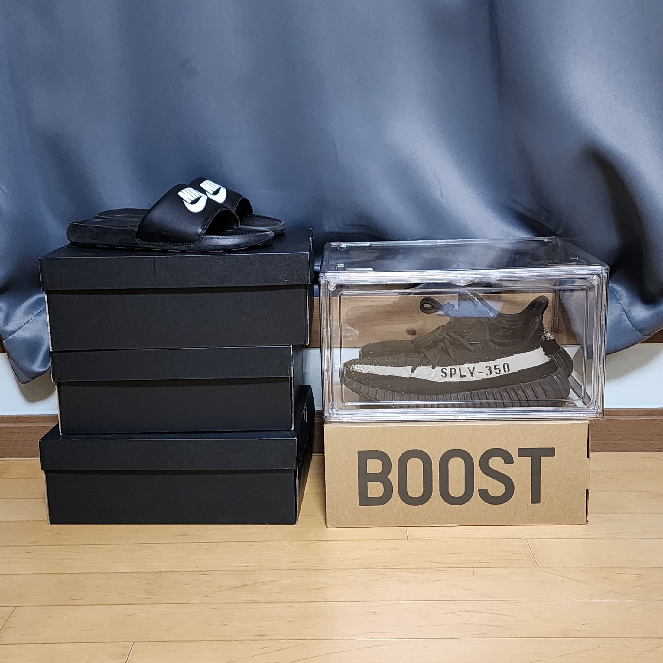 Adidas Yeezy Boost 350 V2 Core Black White 2016, Jordan 1 Mid Black Fire Red 착용 스타일 - 2