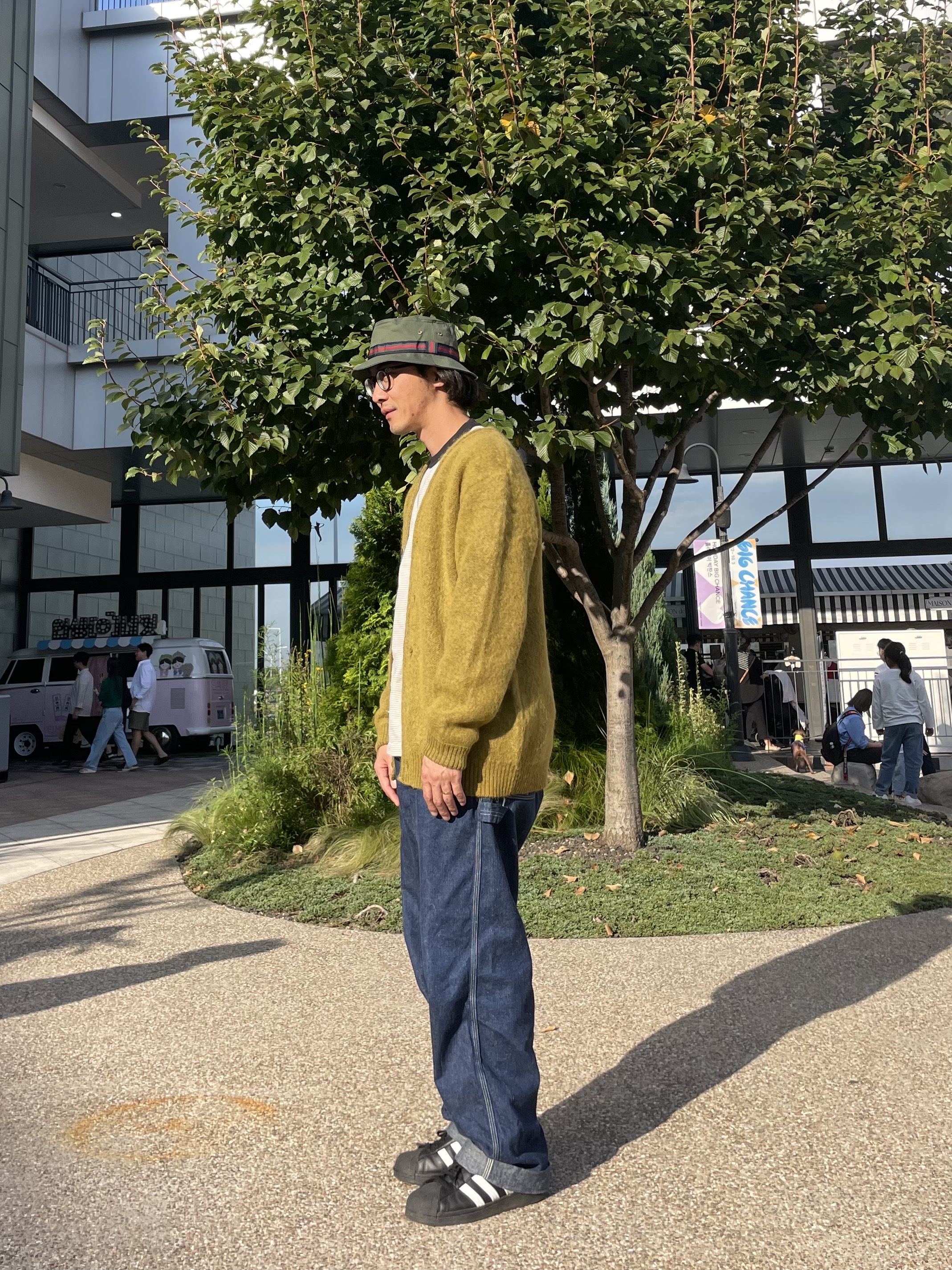 Needles Mohair Cardigan Olive, Adidas Superstar Core Black White 착용 스타일 - 3