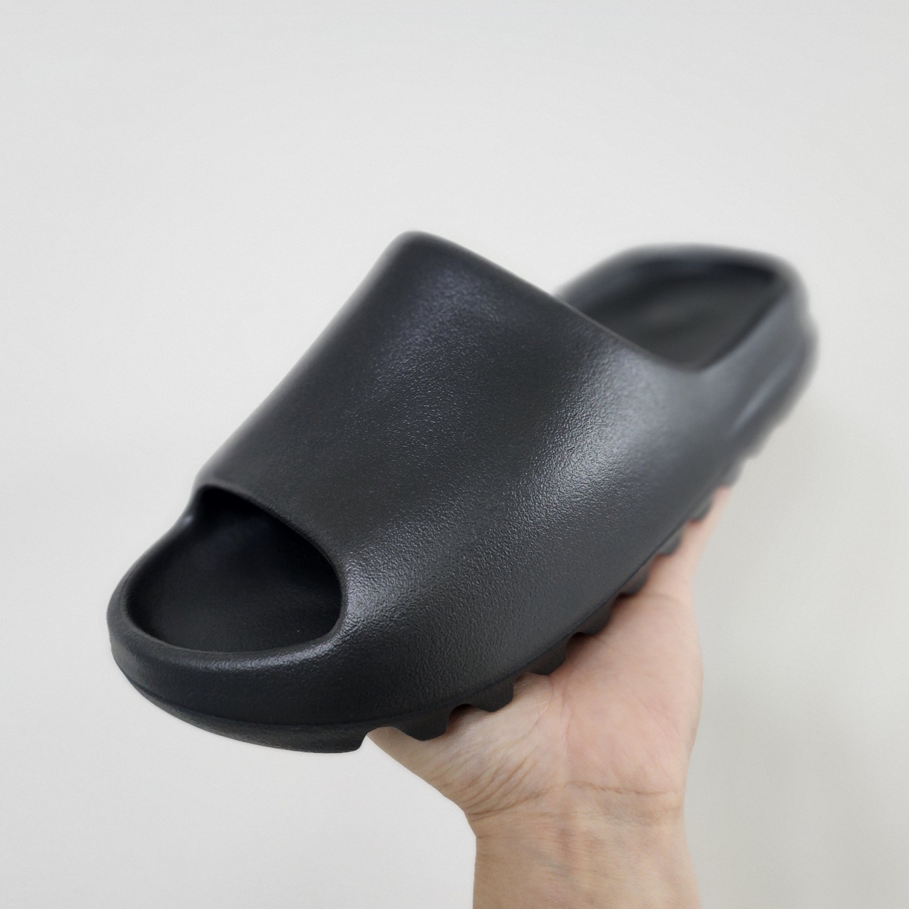 Adidas Yeezy Slide Onyx 착용 스타일 - 1