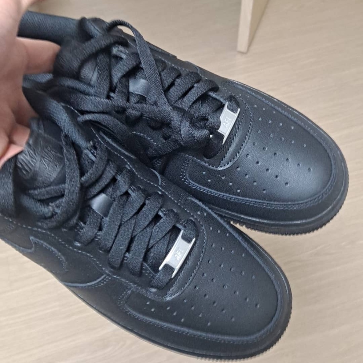 Nike Air Force 1 '07 Low Triple Black 착용 스타일