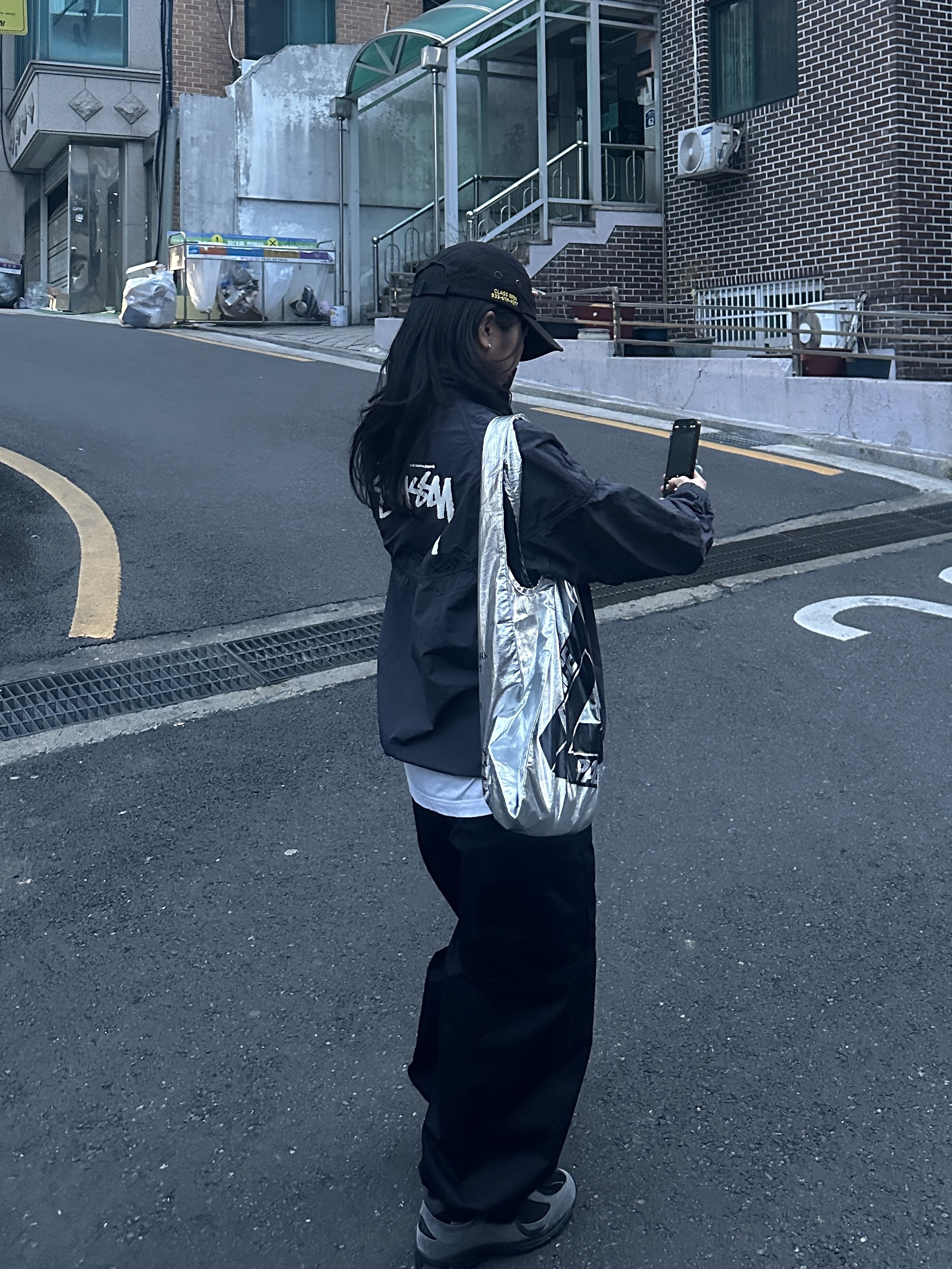 New Balance x JJJJound 2002R Gore-Tex Charcoal, Nike x Stussy Windrunner Jacket Off Noir 착용 스타일