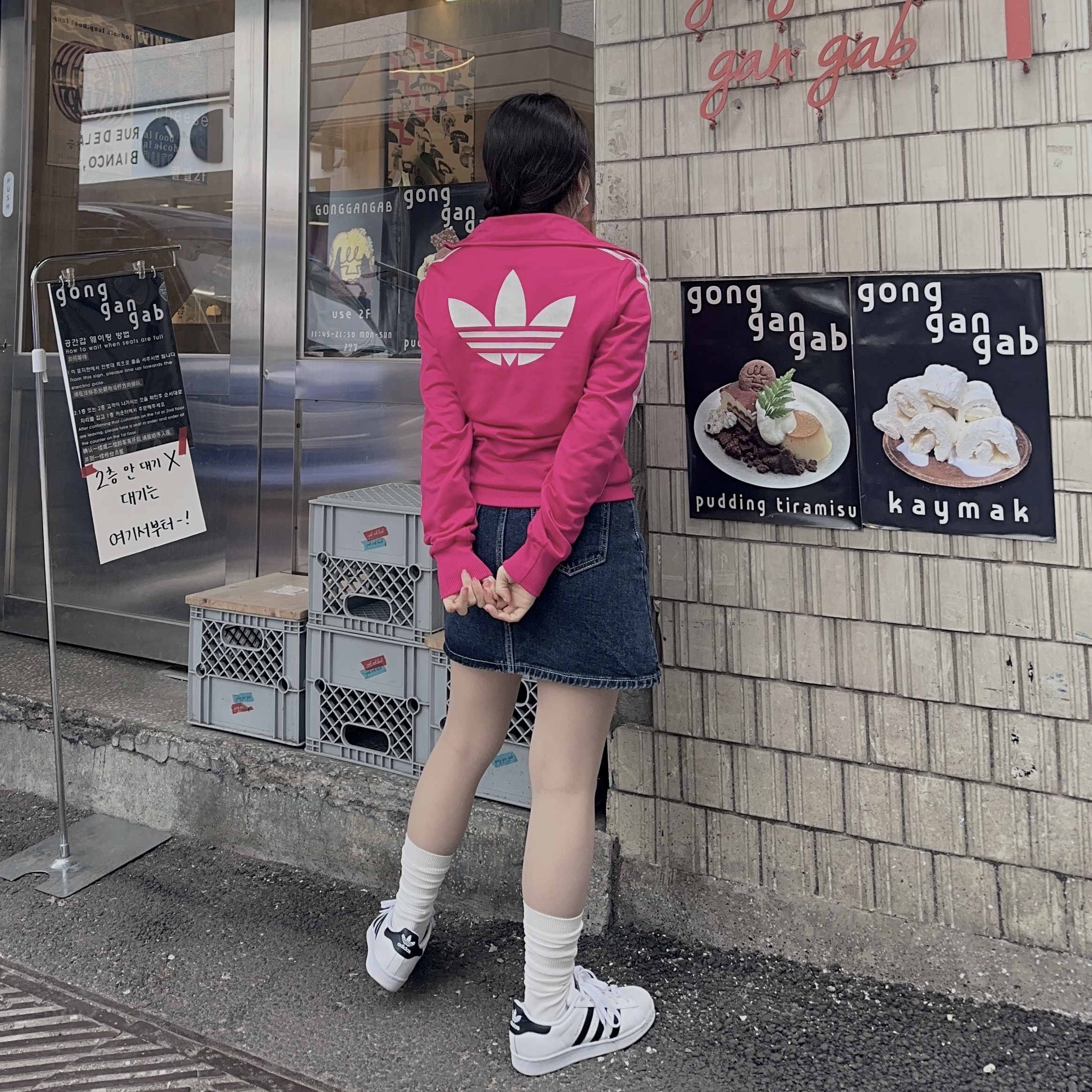 Adidas Superstar White Black 착용 스타일 - 2