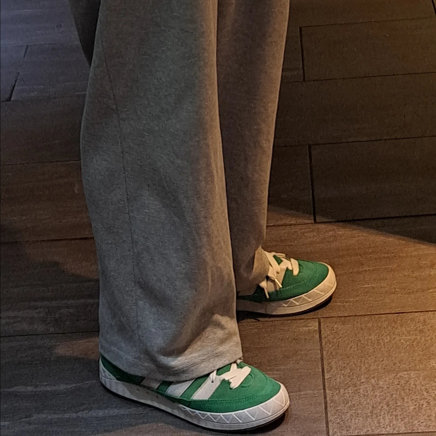 Nike Air Force 1 '07 LV8 40th Anniversary Join Forces White Black, Adidas Adimatic Green 착용 스타일 - 3