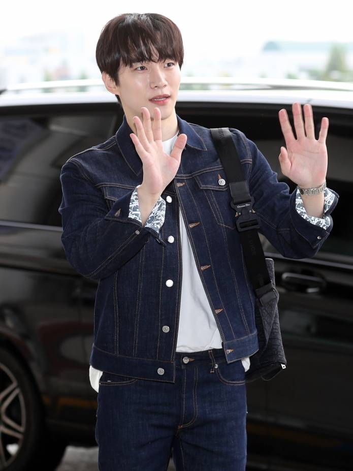 Dior Oblique Raw Cotton Denim Blouson Blue, Dior Oblique Slim-Fit Jenas Blue Raw Cotton Denim 착용 스타일 - 3
