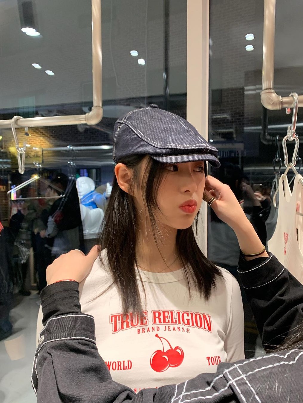 True Religion x KIRSH Stitch Point Denim Hunting Cap White Stitch, True Religion x KIRSH Crop Slim T-Shirt Ivory 착용 스타일 - 1
