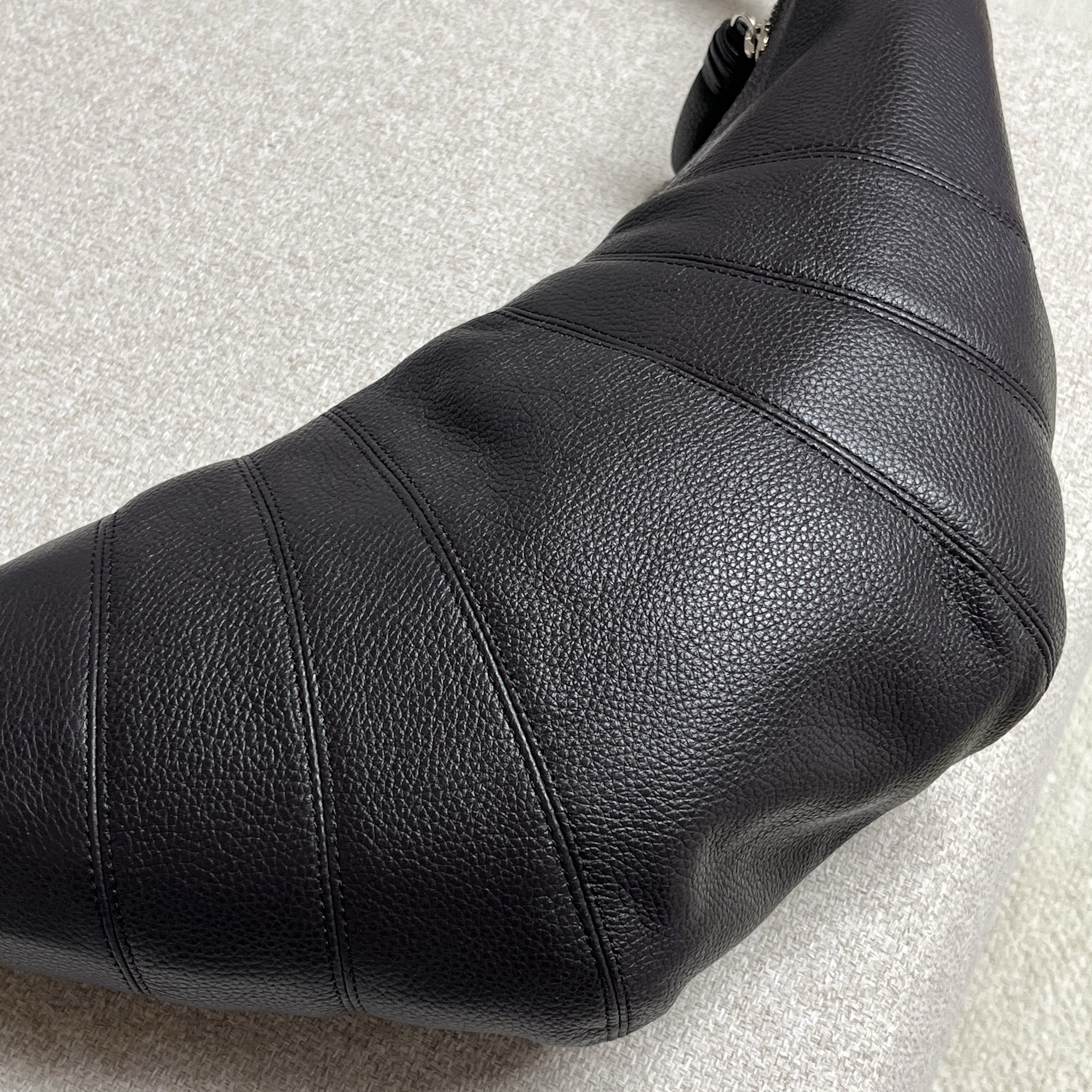 Lemaire Medium Croissant Bag Soft Grained Leather Dark Chocolate 착용 스타일 - 2