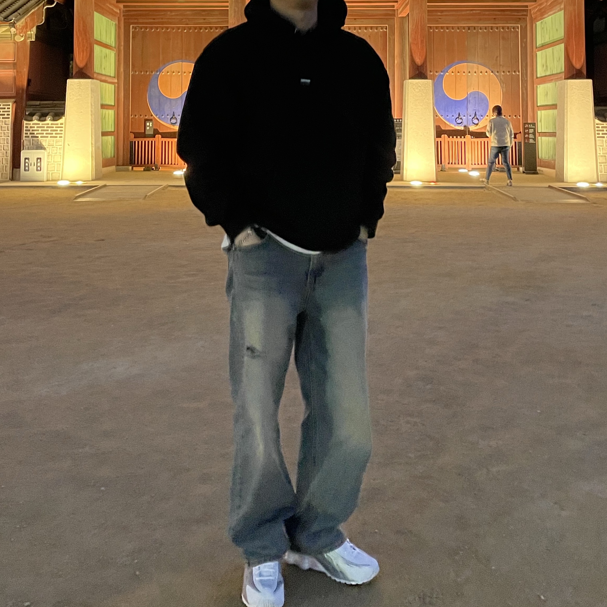 (W) Nike Shox R4 White Metallic Silver, Supreme Underline Hooded Sweatshirt Black - 22FW 착용 스타일