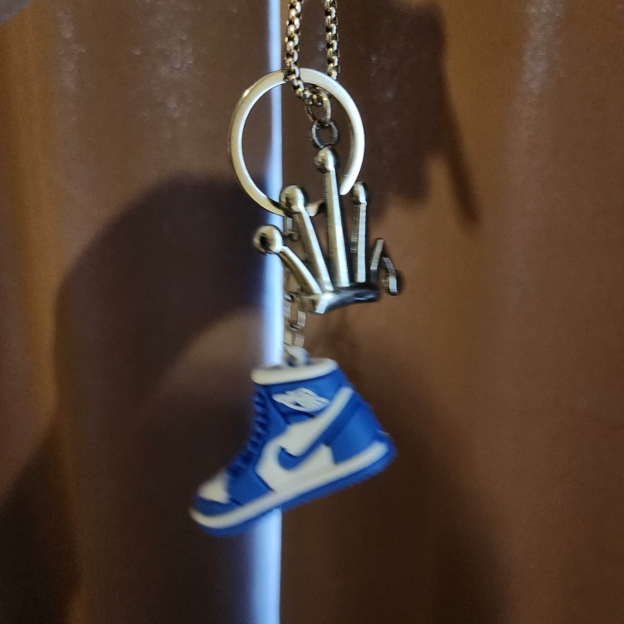 Stussy Metal Bent Crown Keychain Silver 착용 스타일 - 3