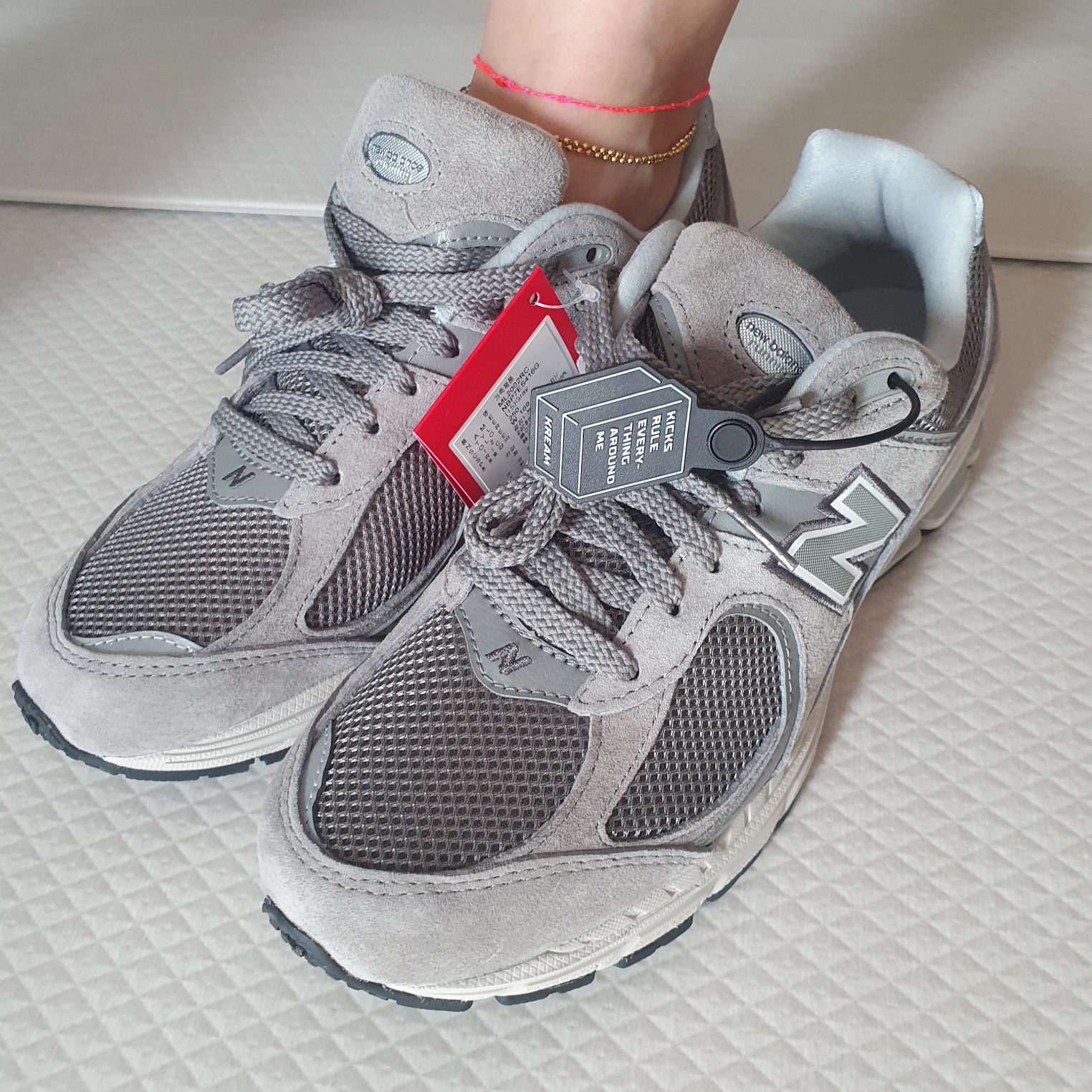 New Balance 2002R Grey 착용 스타일