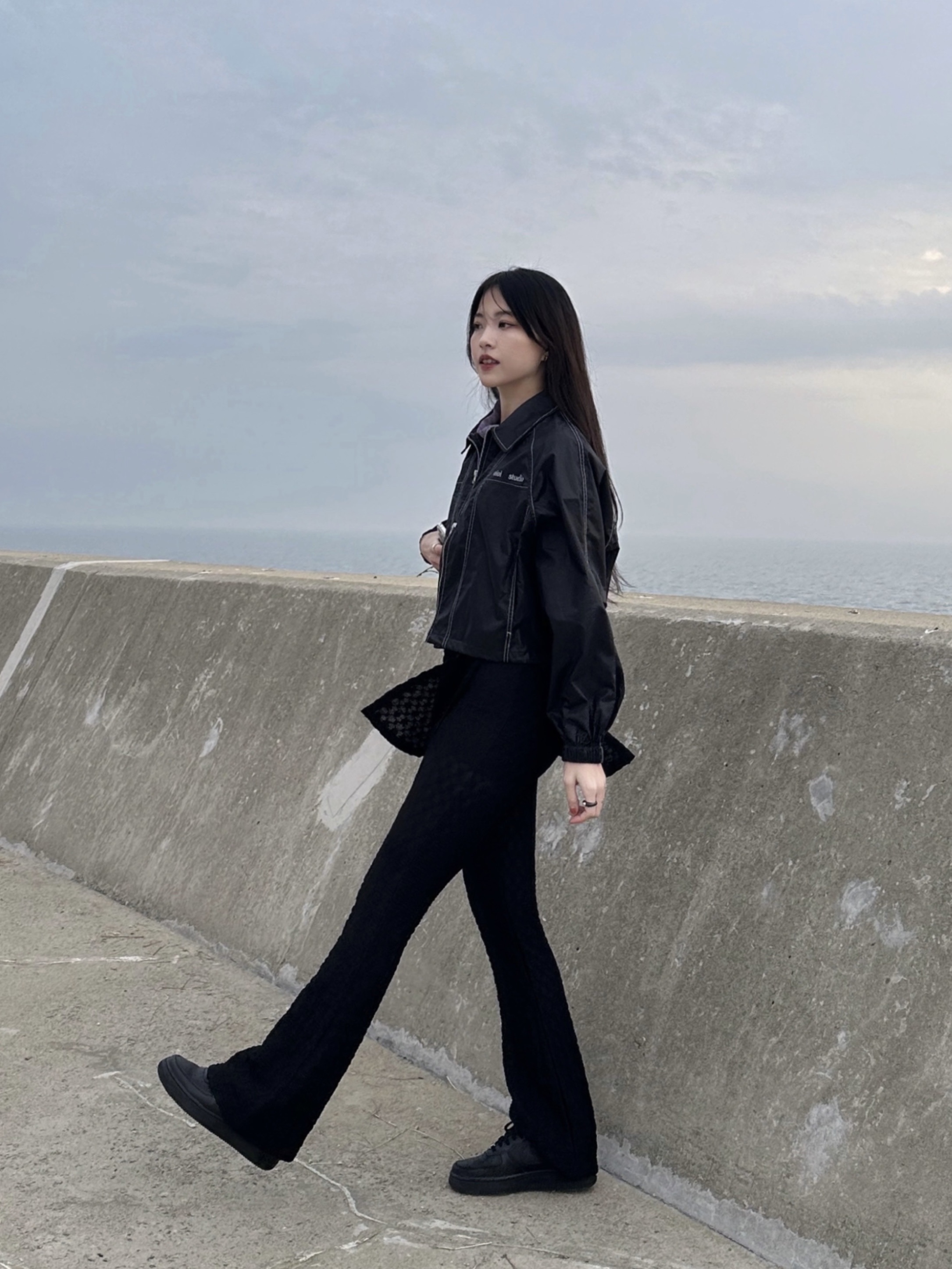 Nike Air Force 1 '07 Low Triple Black, (W) Nike Air Force 1 '07 Low Triple Black 착용 스타일 - 1