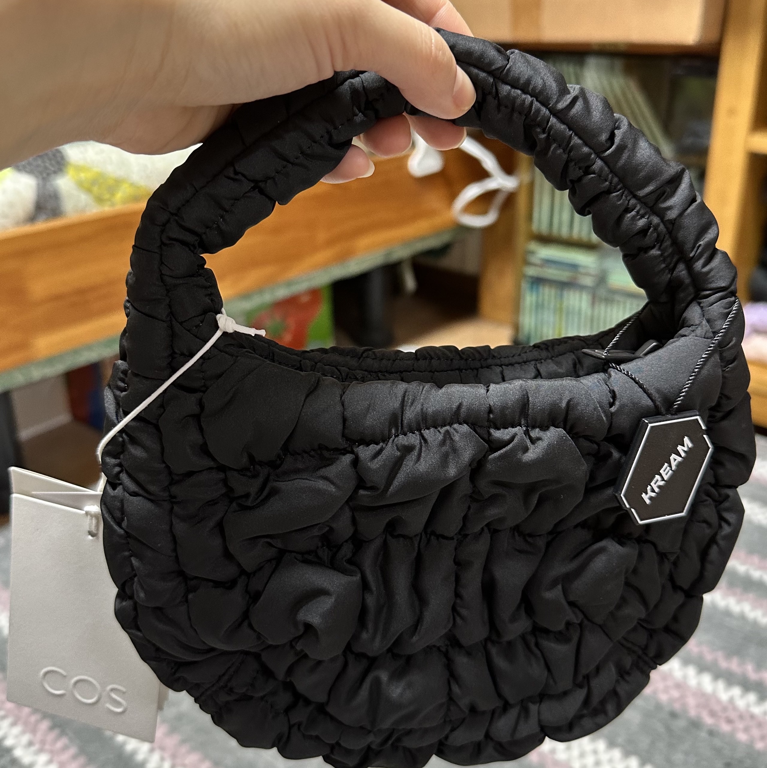 COS Quilted Micro Bag Black 착용 스타일