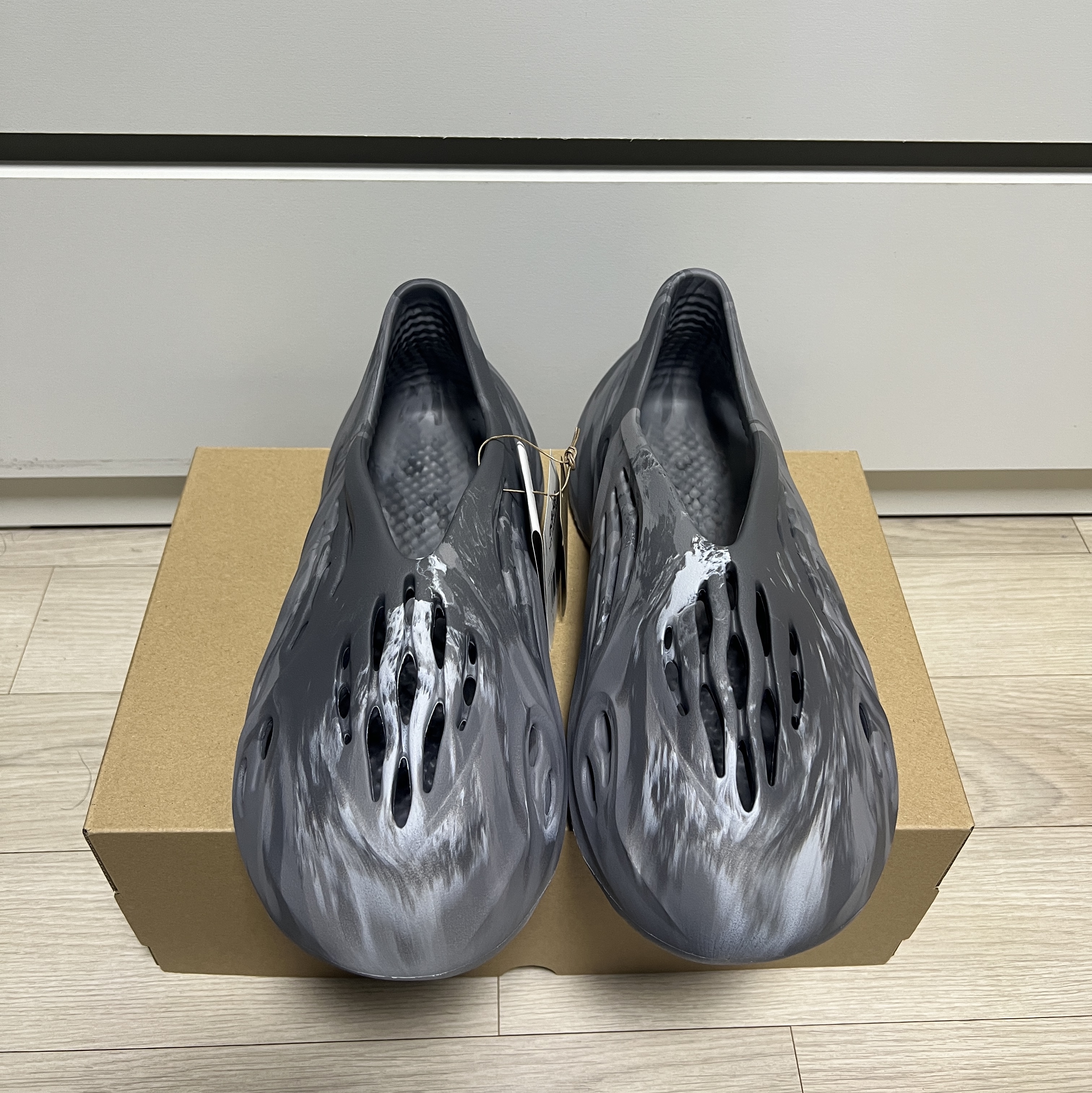 Adidas Yeezy Foam RNNR MX Granite 착용 스타일