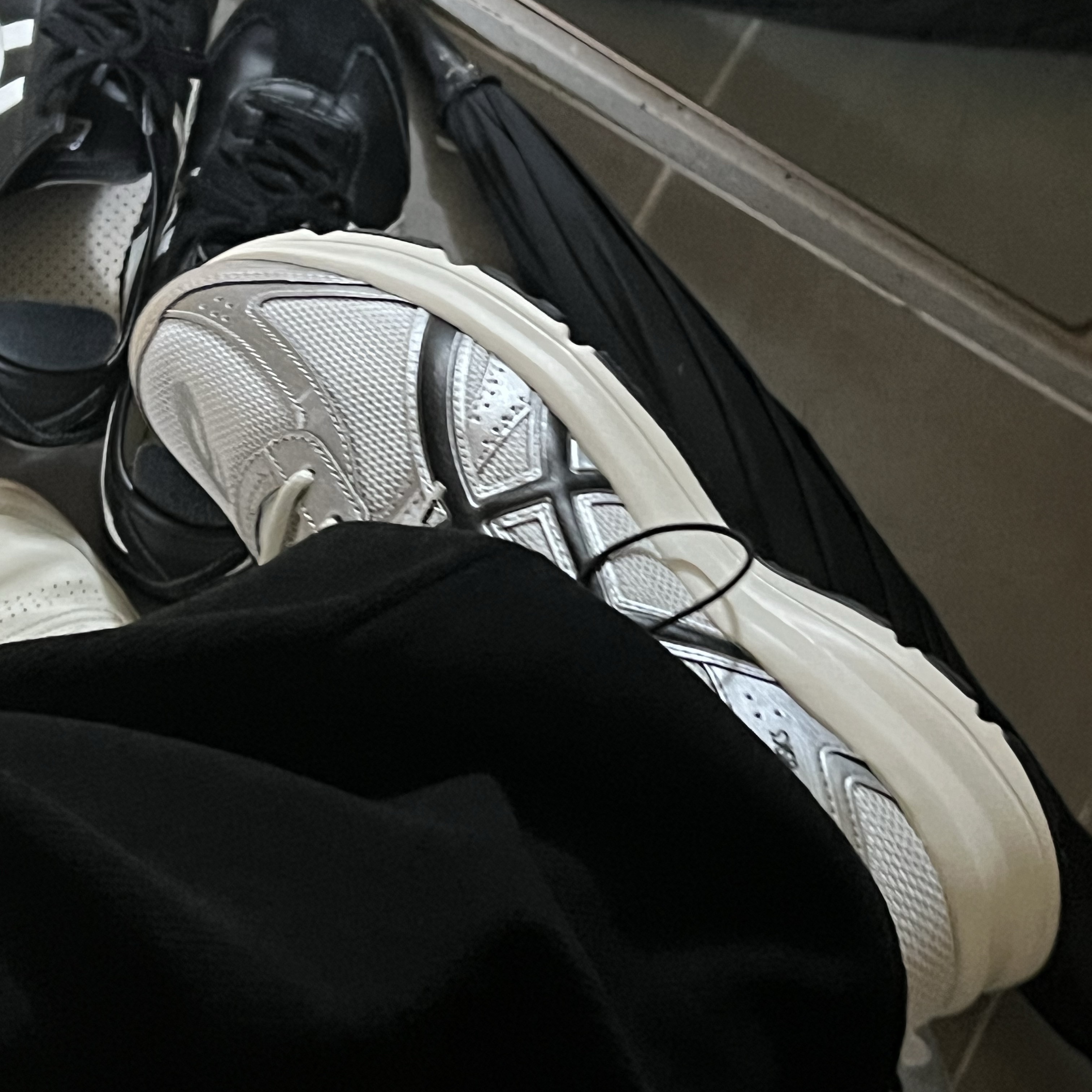 Asics Jog 100 S White Black - 2E Wide 착용 스타일