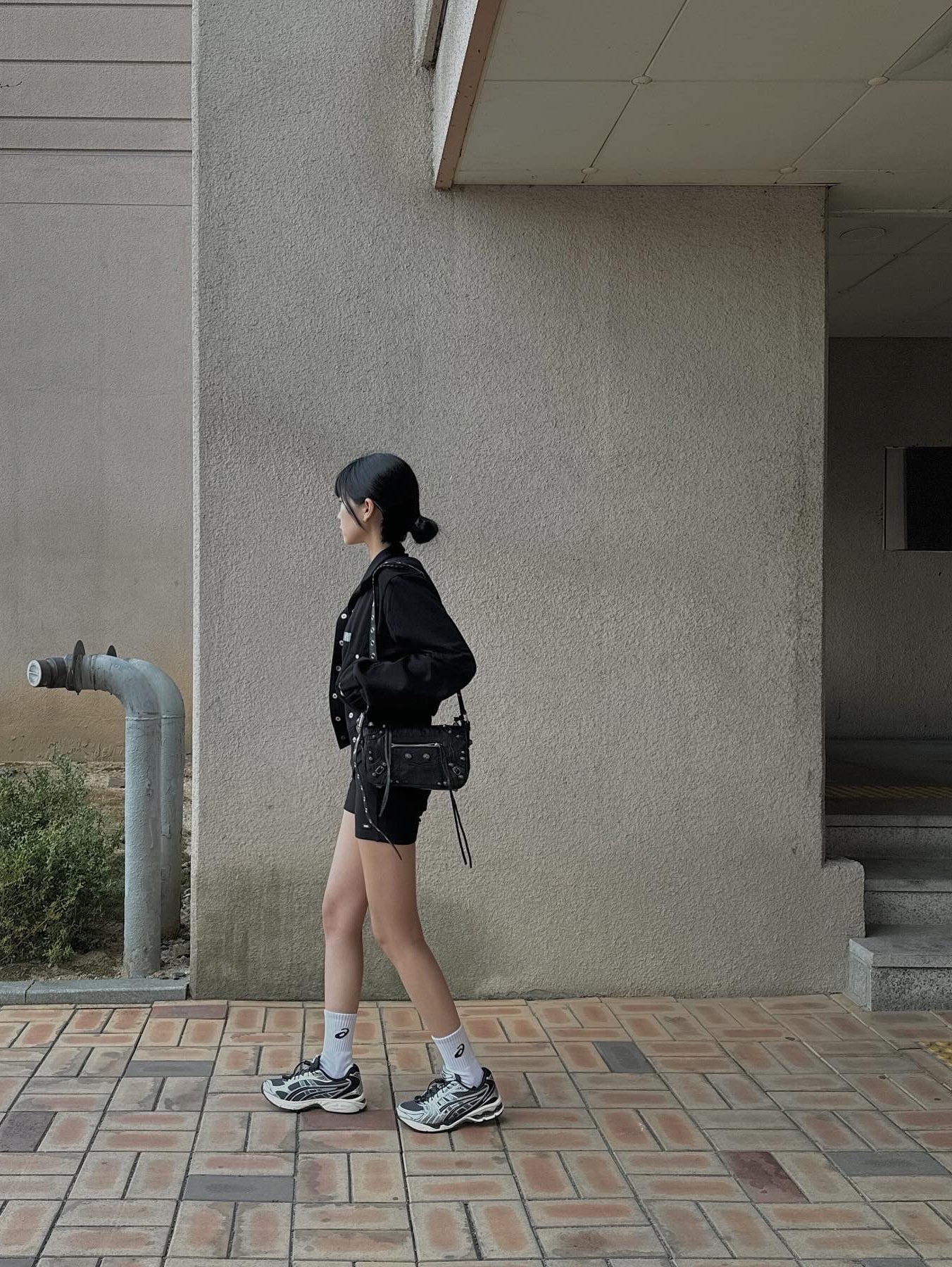 Balenciaga Le Cagole XS Flap Bag in Arena Lambskin Black, (W) Bohemian Seoul 001 Bomber Jacket Black (23 Ver.) 착용 스타일 - 2