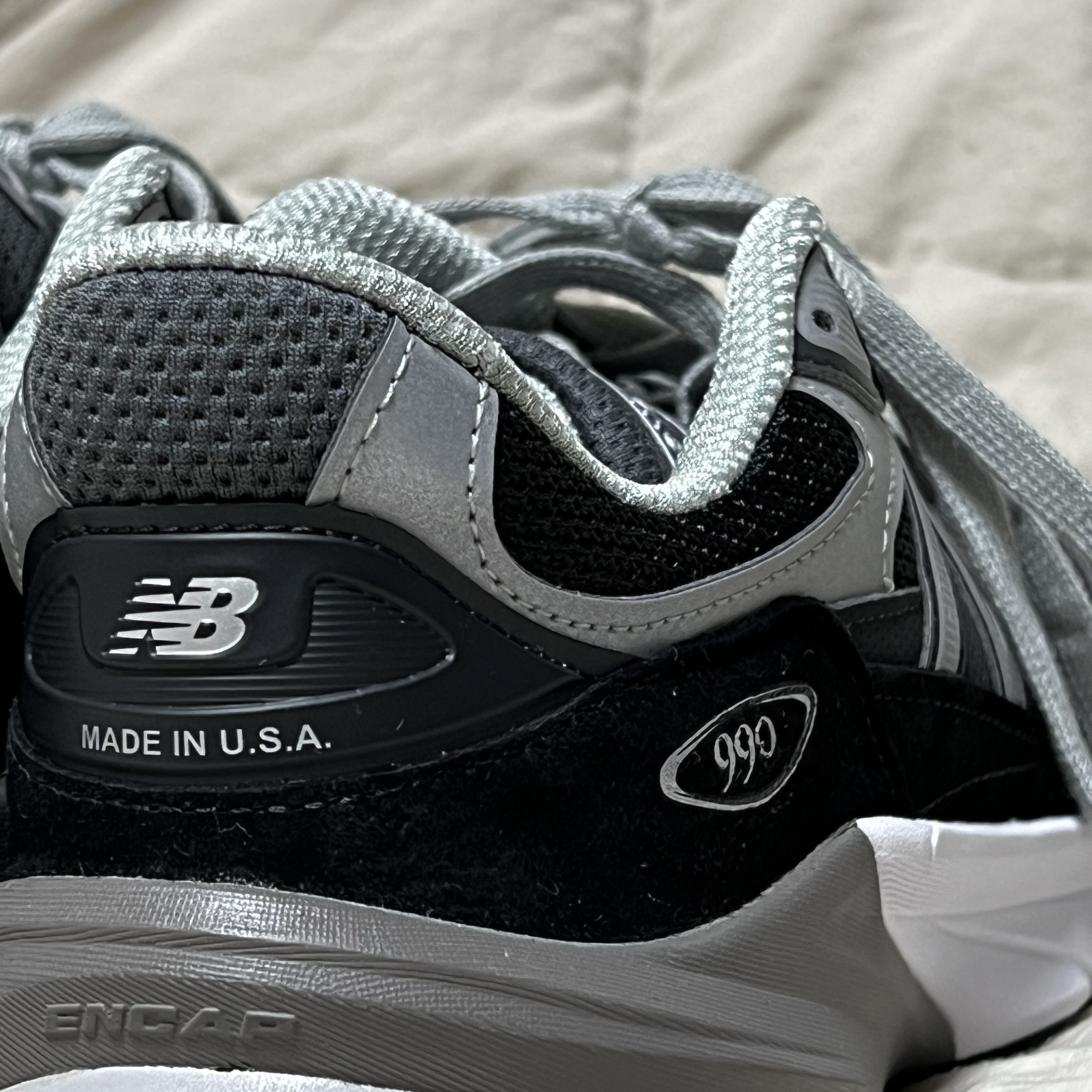 New Balance 990v6 Made in USA Black White 착용 스타일 - 2