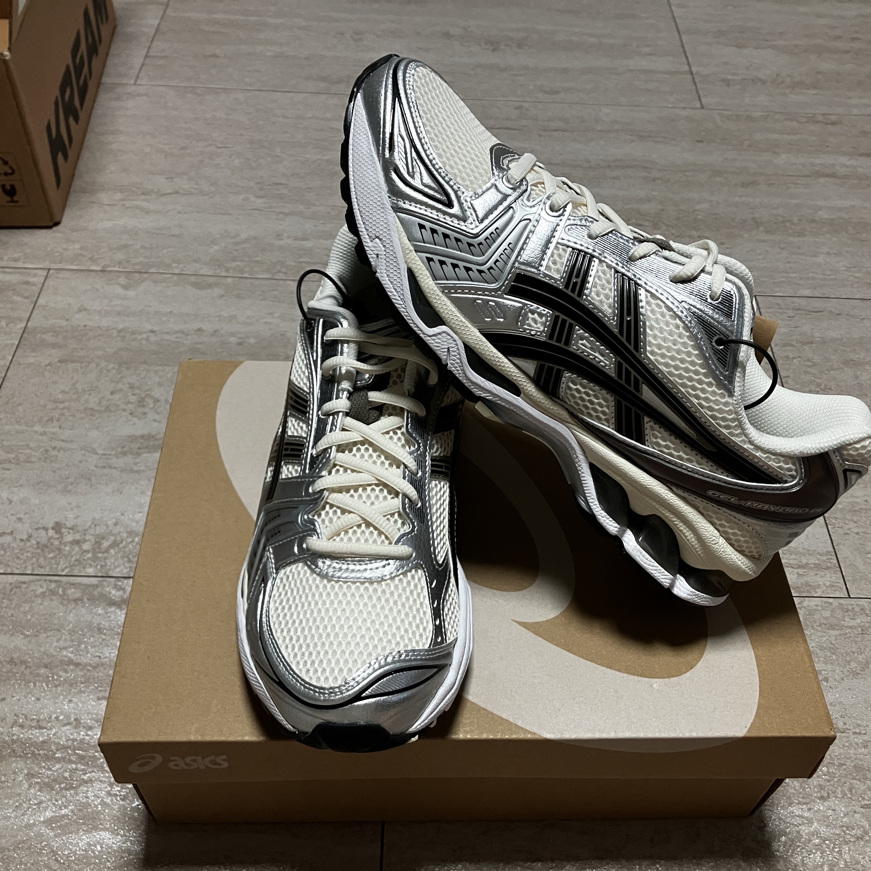 Asics Gel-Kayano 14 Cream Black, (W) Asics Gel-Kayano 14 White Midnight 착용 스타일 - 3