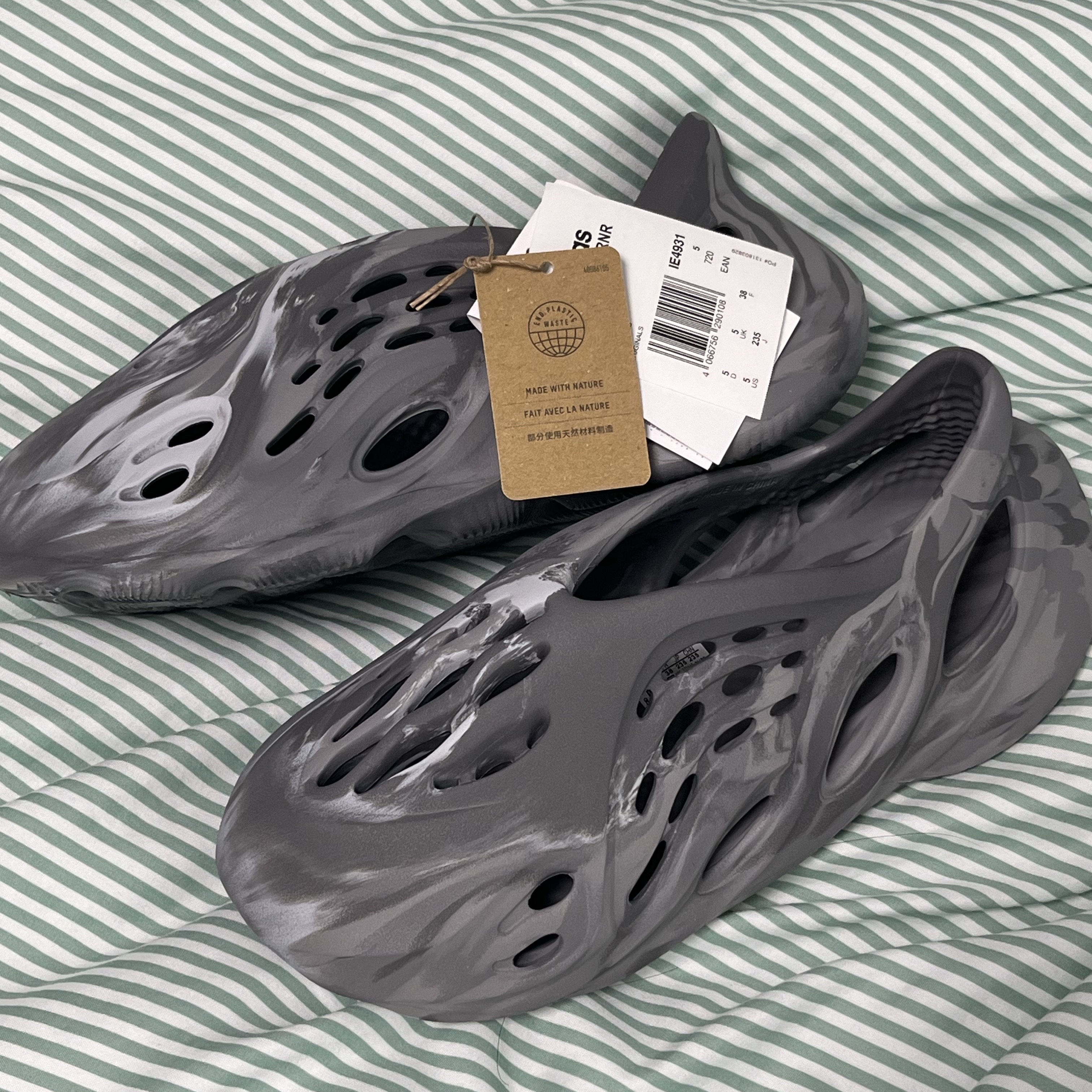 Adidas Yeezy Foam RNNR MX Granite 착용 스타일