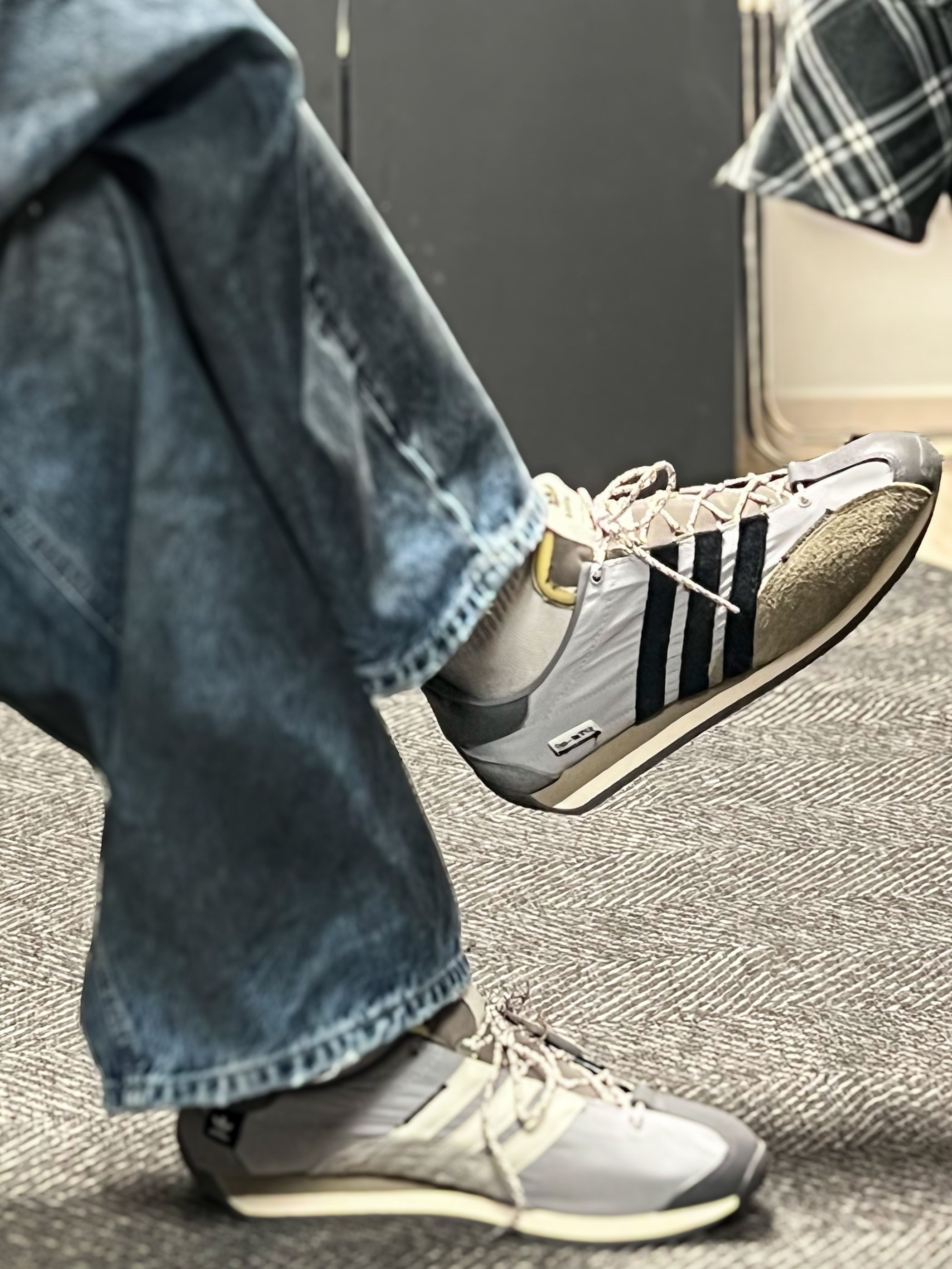 Adidas x Song for the Mute Country OG Grey Two Core Black 착용 스타일 - 4